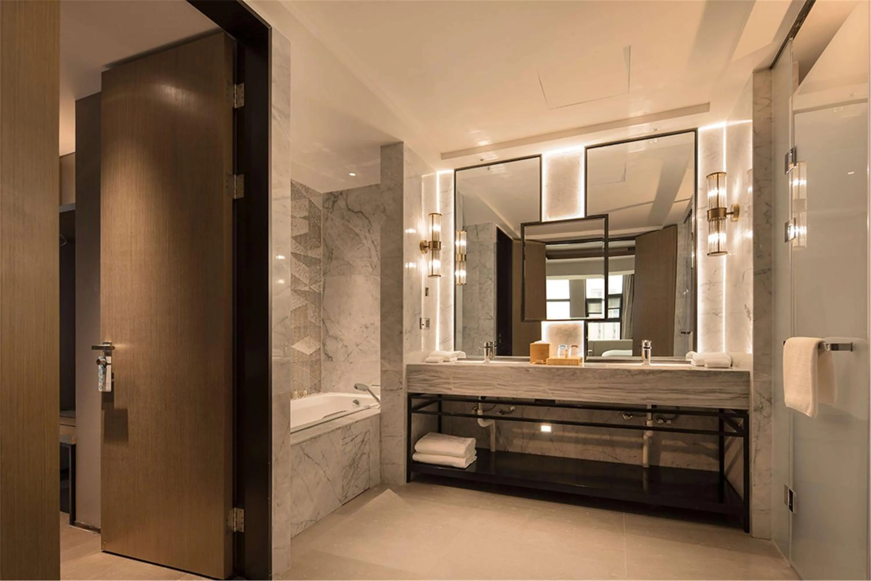 Bathroom, Bed in Hilton Garden Inn Xuzhou Yunlong