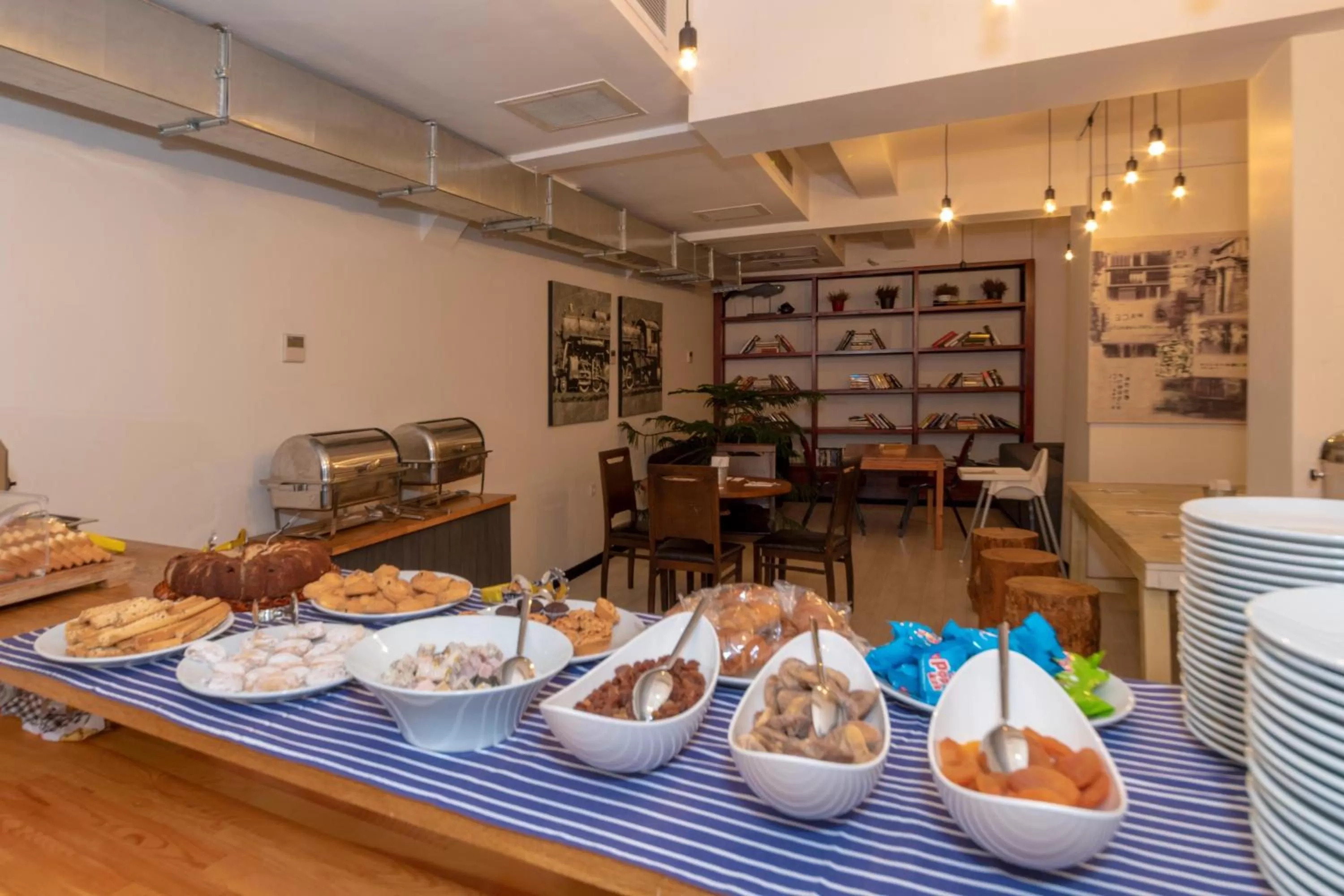 Restaurant/places to eat in Rumours Inn