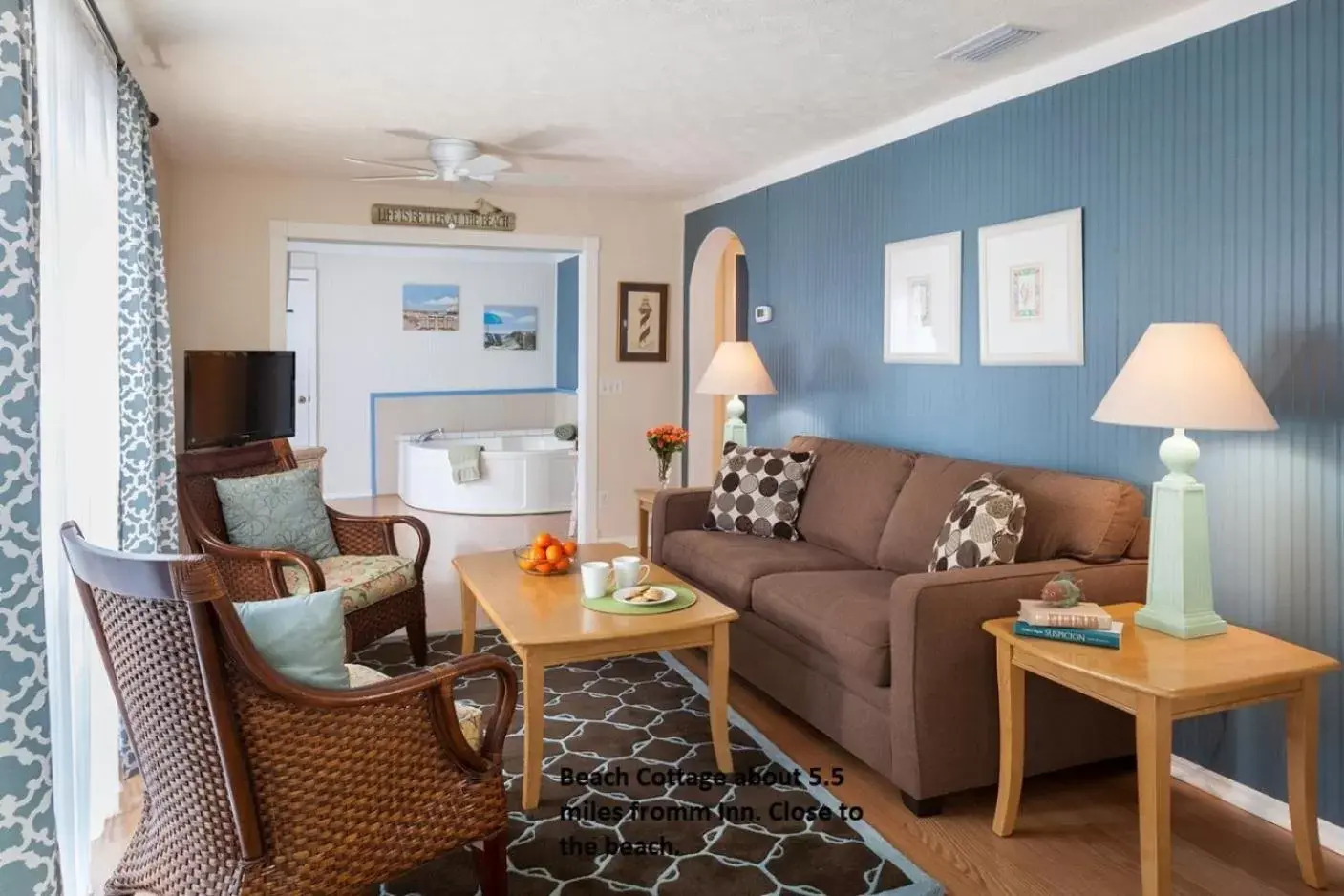 Photo of the whole room, Seating Area in St. Francis Inn - Saint Augustine