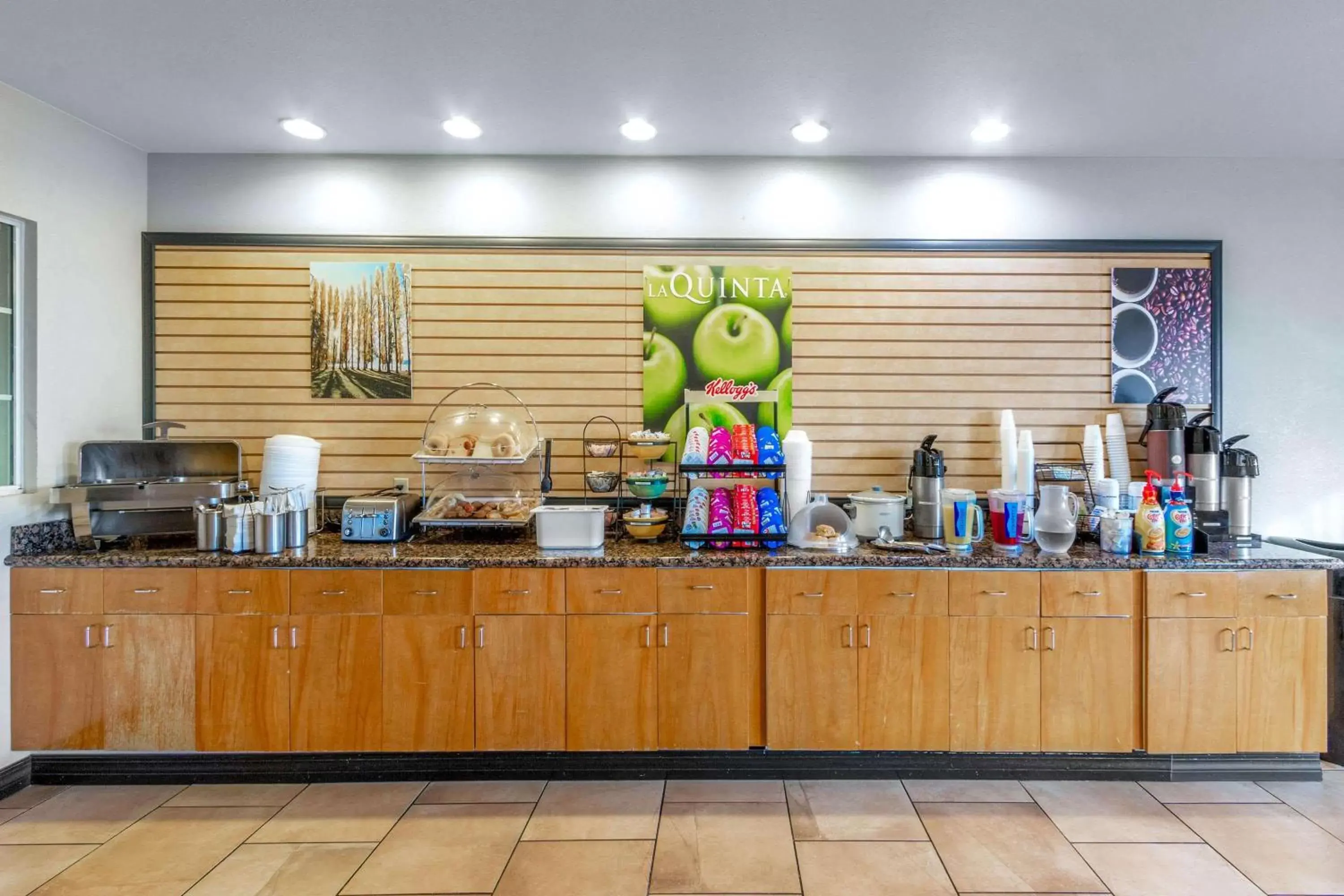 Restaurant/places to eat, Kitchen/Kitchenette in La Quinta by Wyndham Tucumcari