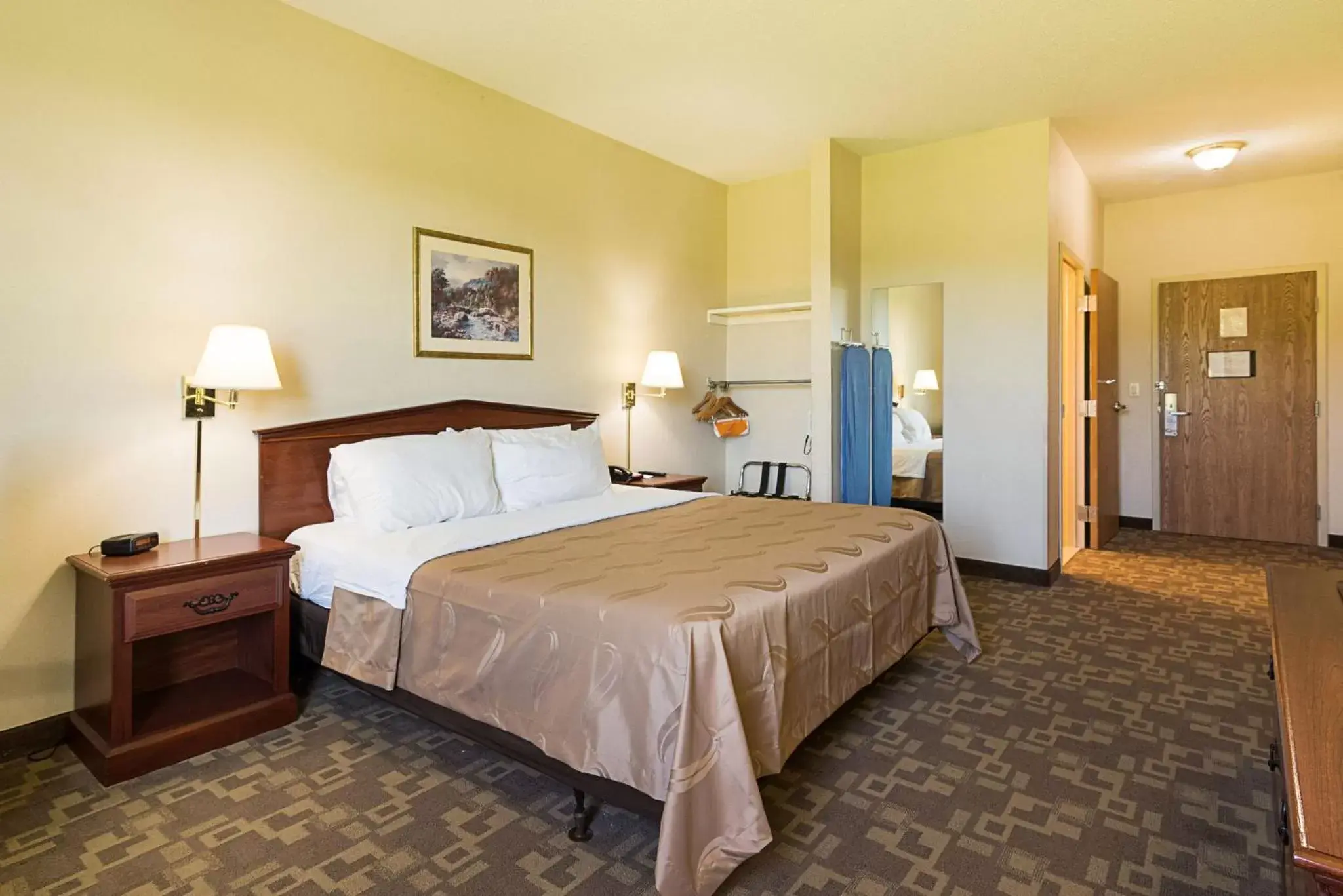 Seating area, Bed in Quality Inn & Suites Schoharie near Howe Caverns