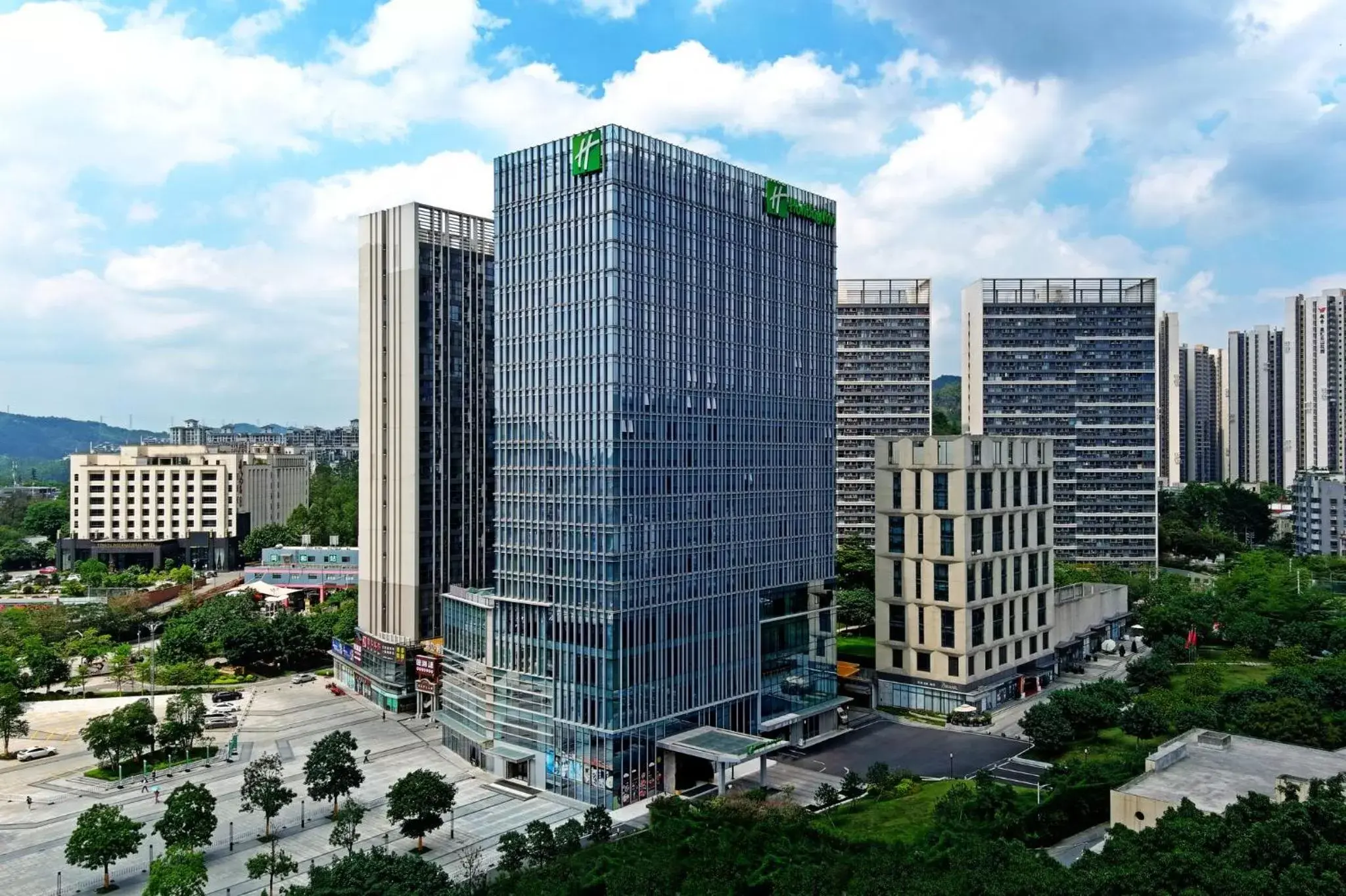 Property building in Holiday Inn Guangzhou South Lake, an IHG Hotel