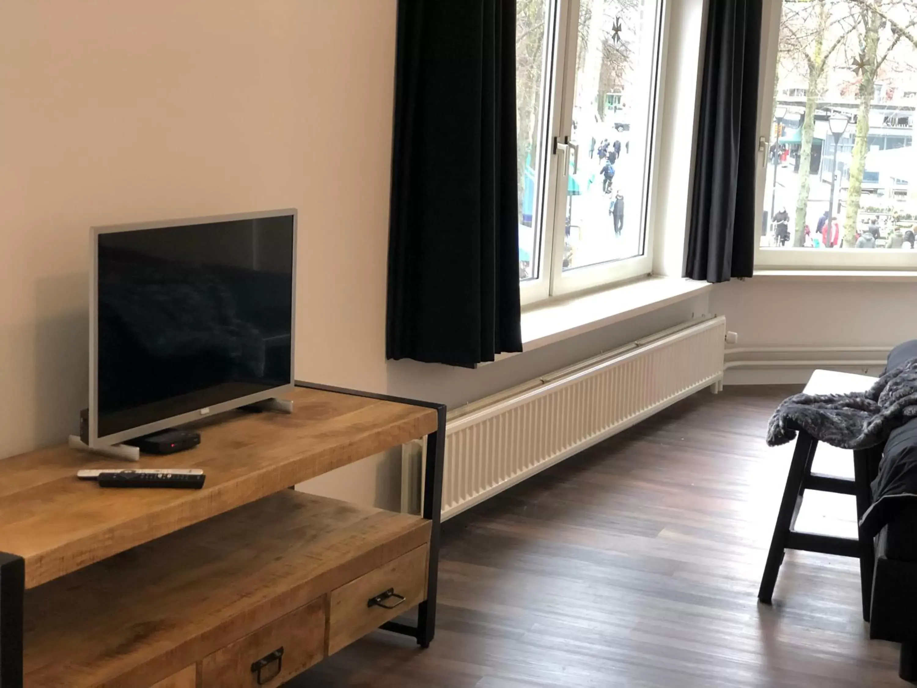 TV/Entertainment Center in BnB Grand Café Prins Bernhard