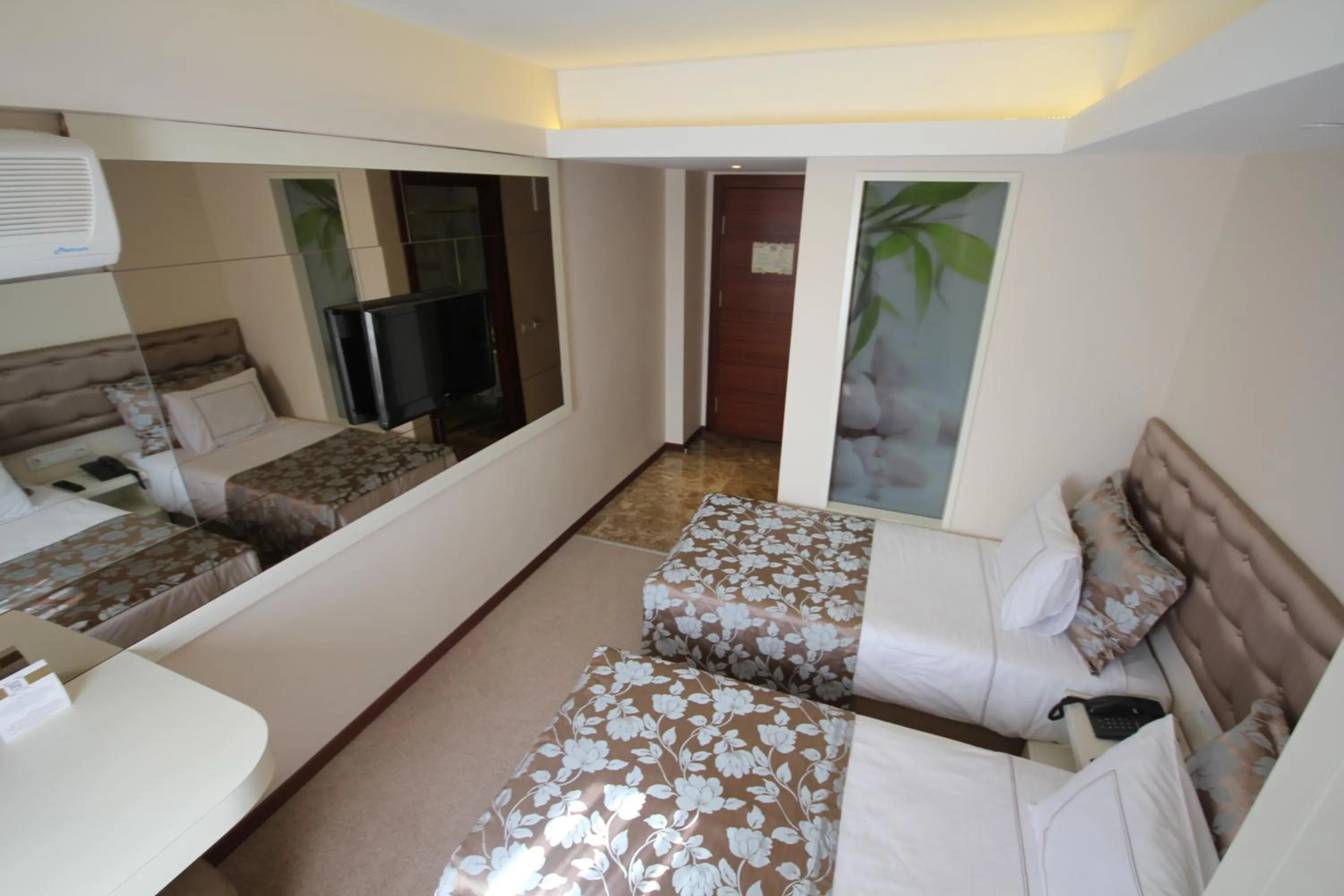 Photo of the whole room, Bed in Grand Washington Hotel