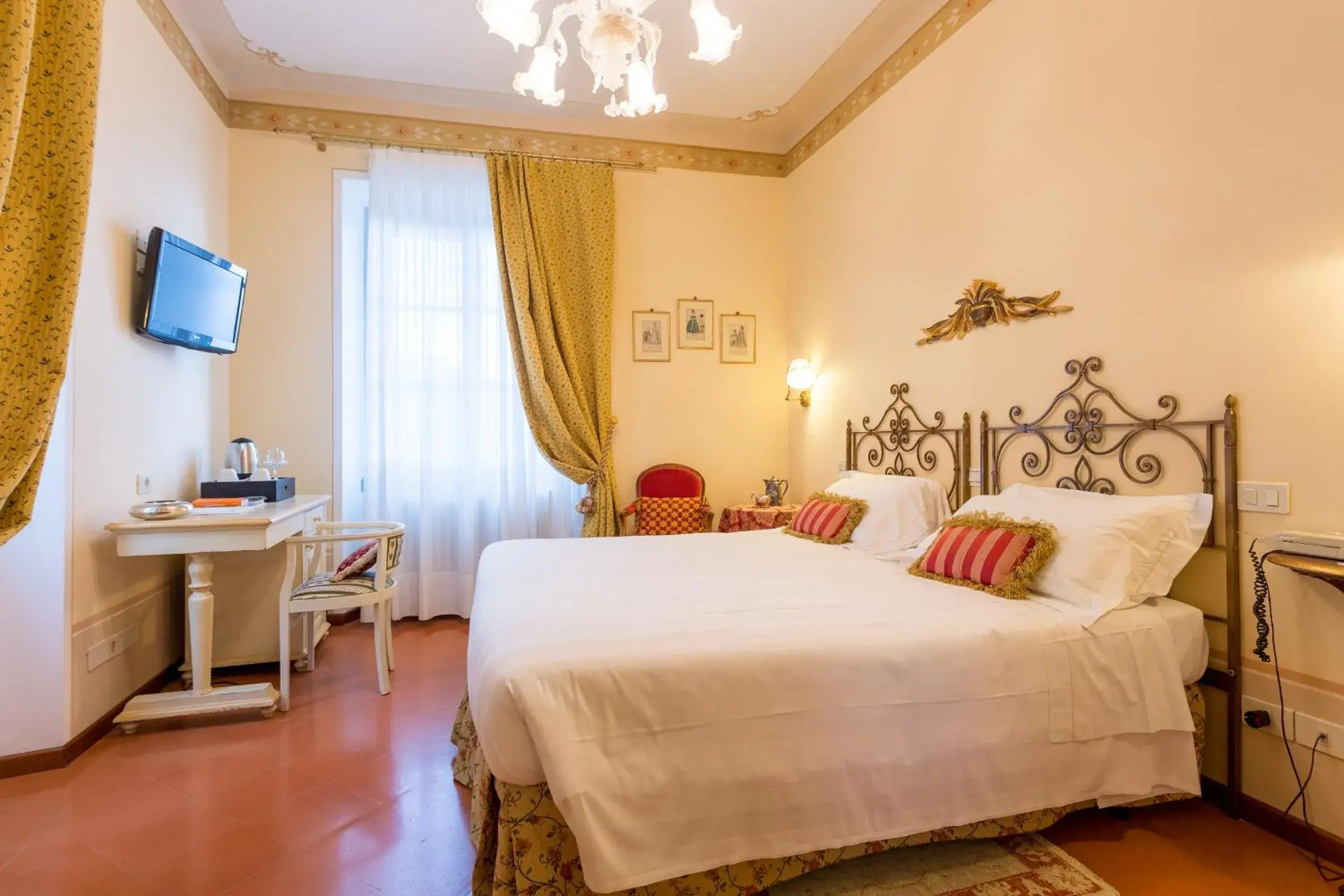 Photo of the whole room, Bed in Hotel Villa Marsili