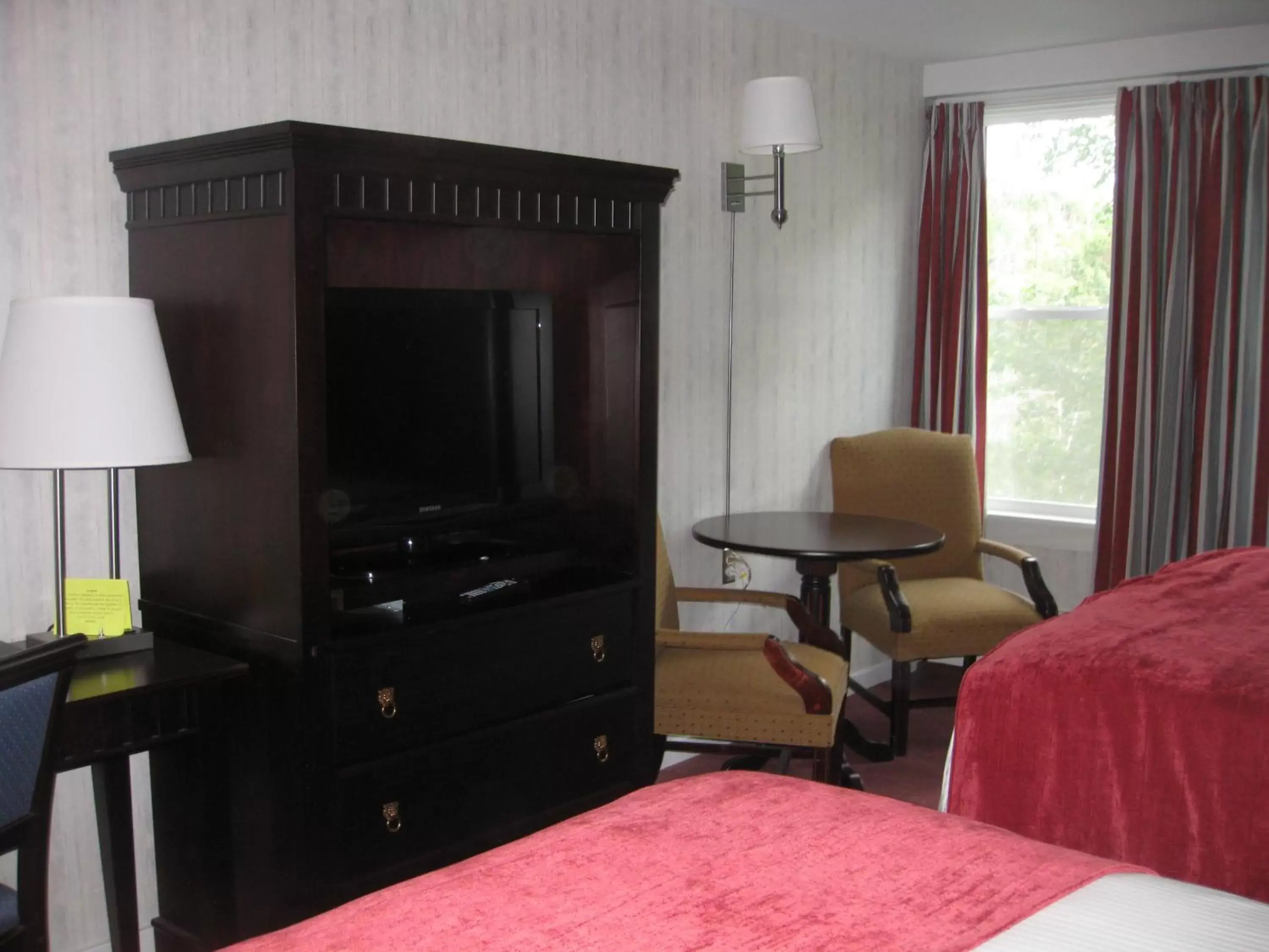 Bed, TV/Entertainment Center in Glynmill Inn