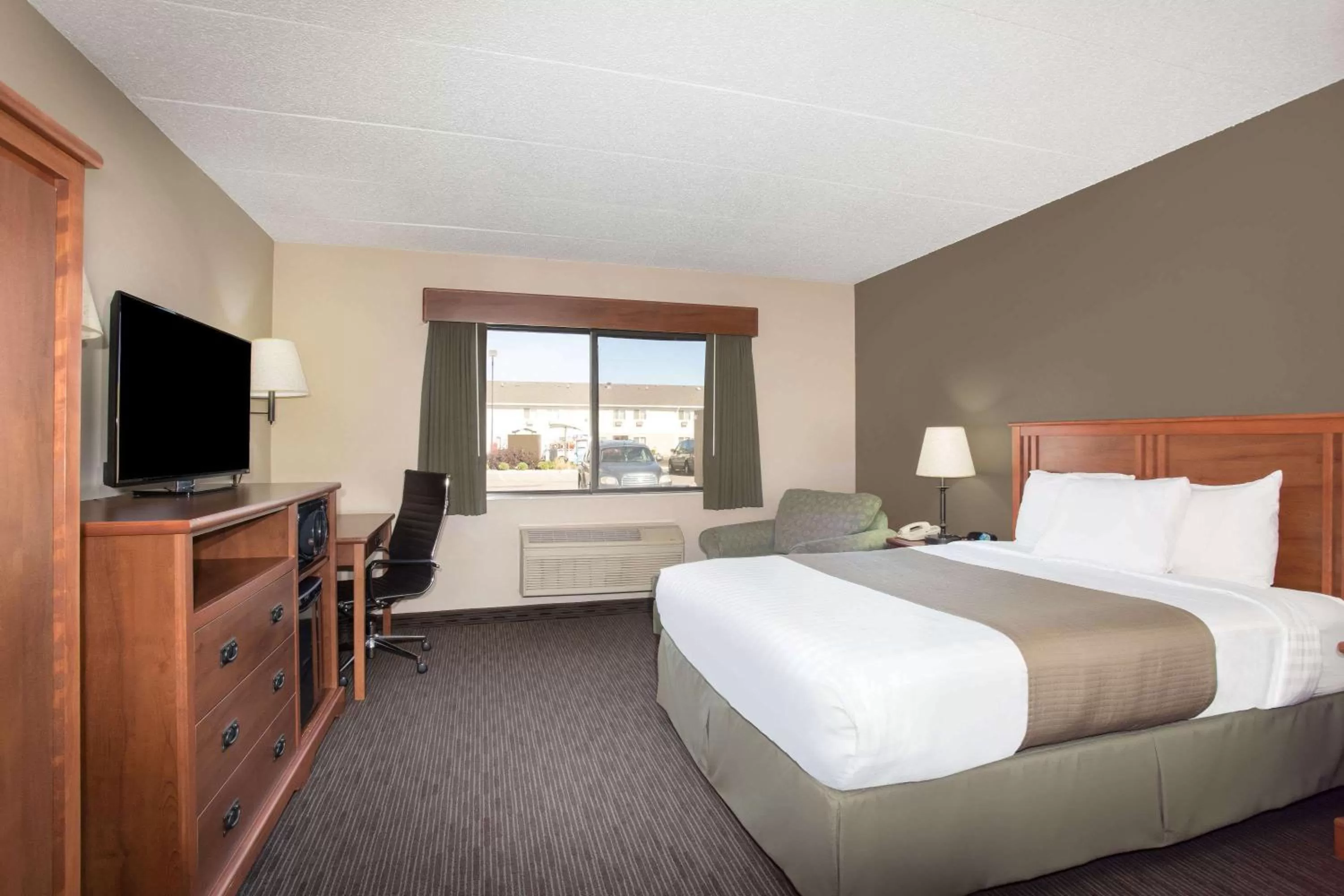 Photo of the whole room, Bed in AmericInn by Wyndham Sioux City