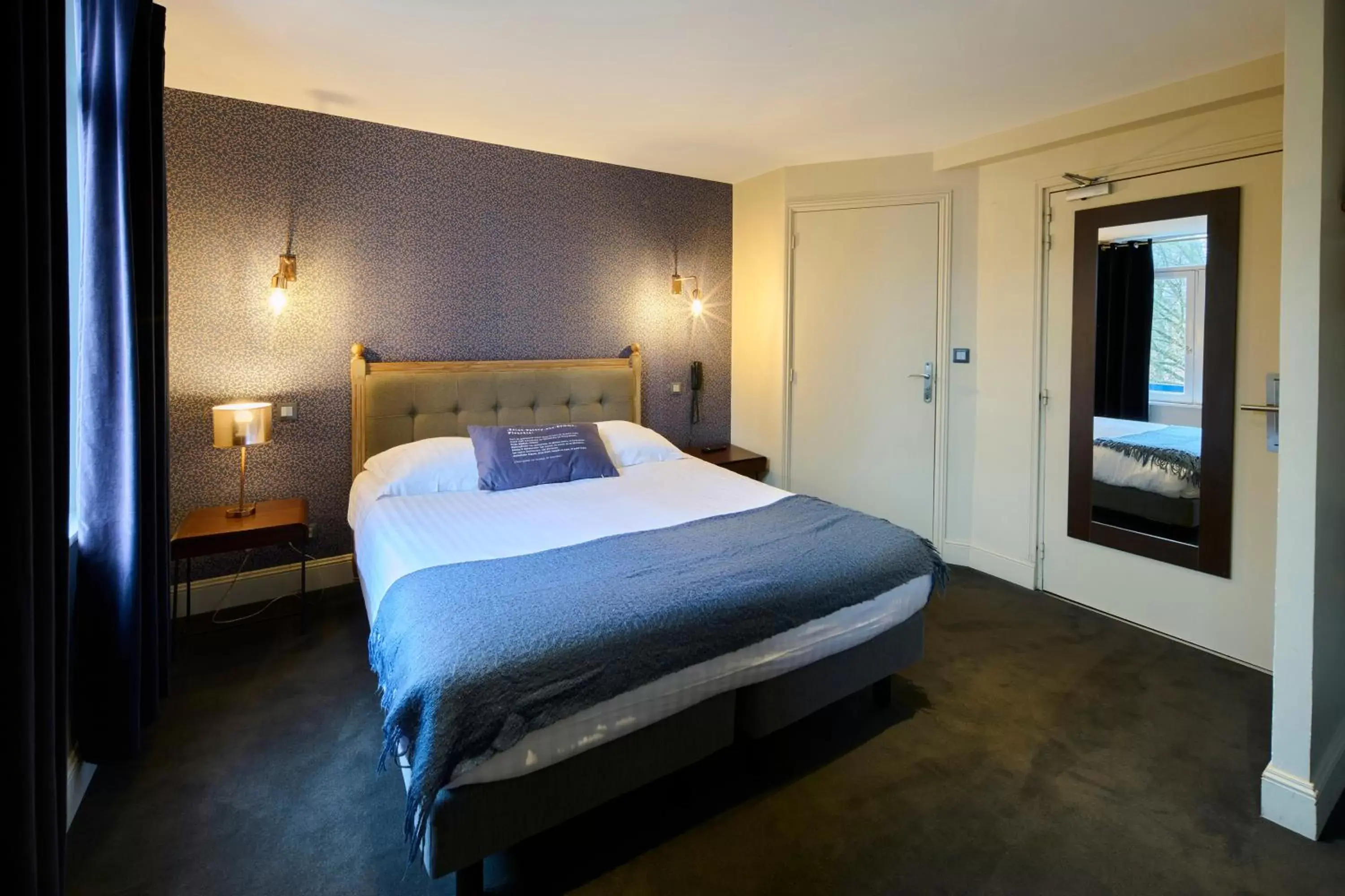 Bedroom, Bed in The Originals Boutique, Hôtel La Colonne de Bronze, Saint-Valéry-sur-Somme (Inter-Hotel)