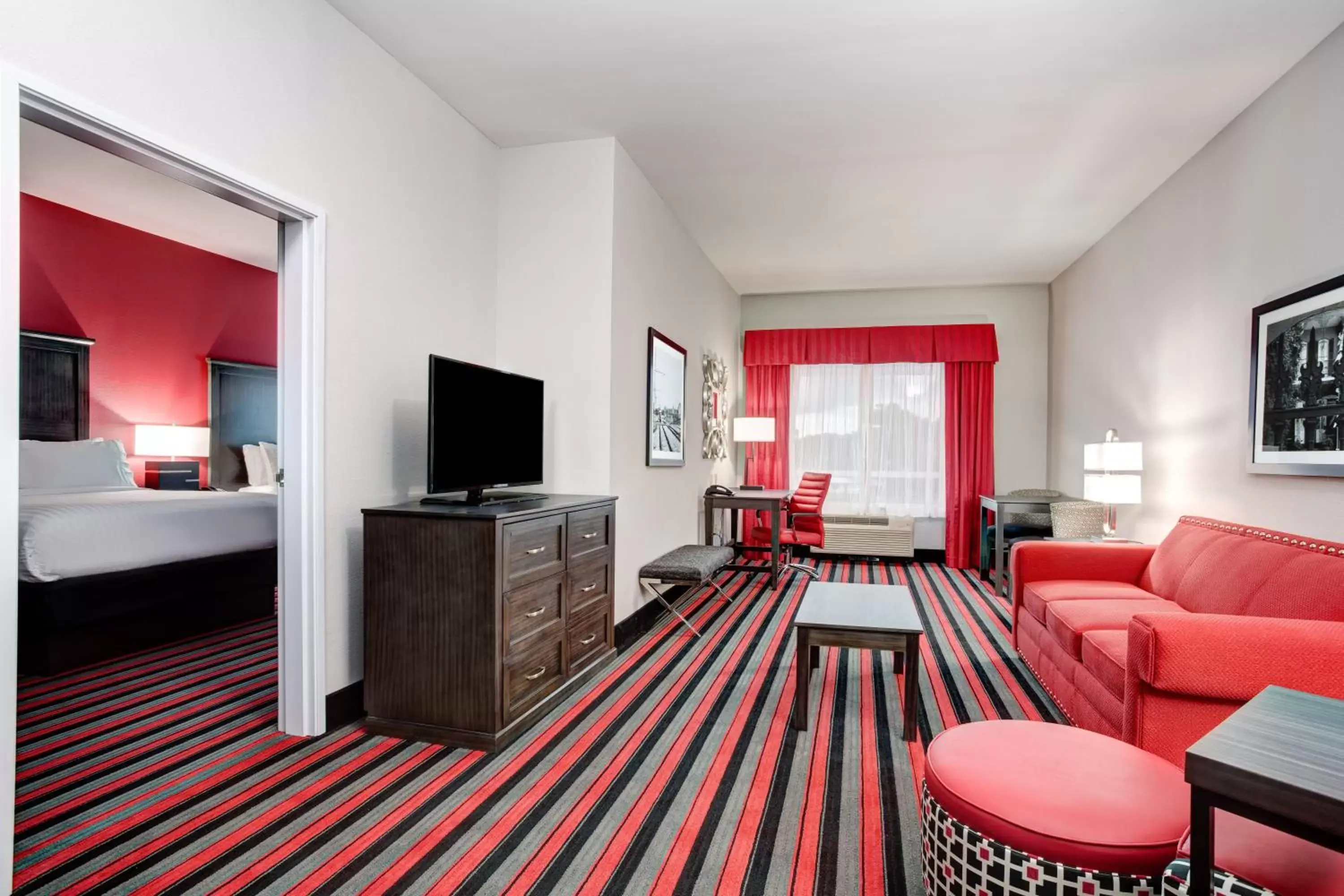 Photo of the whole room, Seating Area in Holiday Inn Lafayette North, an IHG Hotel