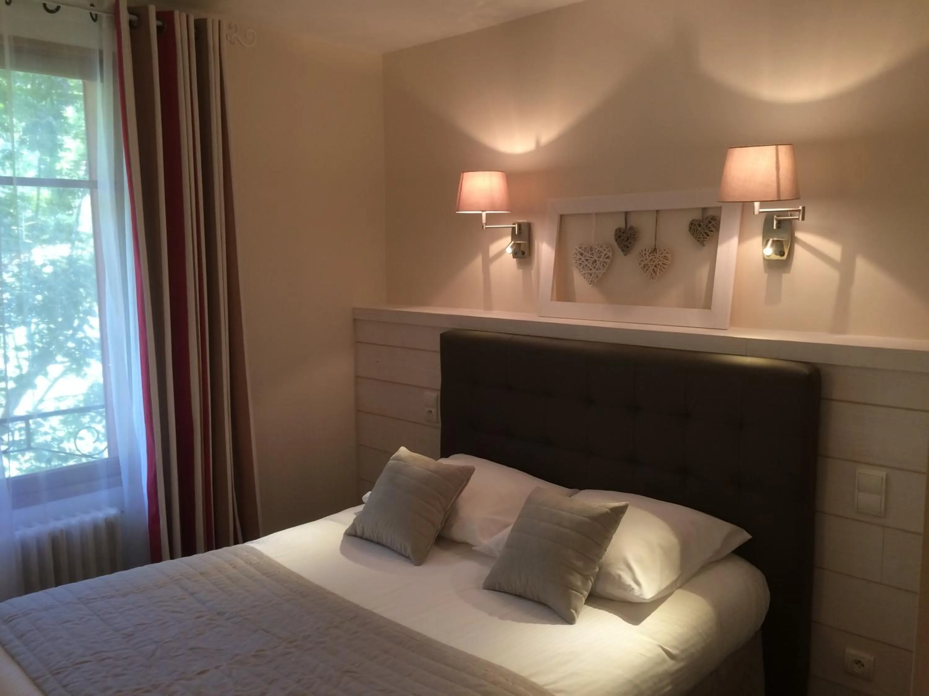 Photo of the whole room, Bed in Hôtel Spa & Restaurant Ô Pervenches