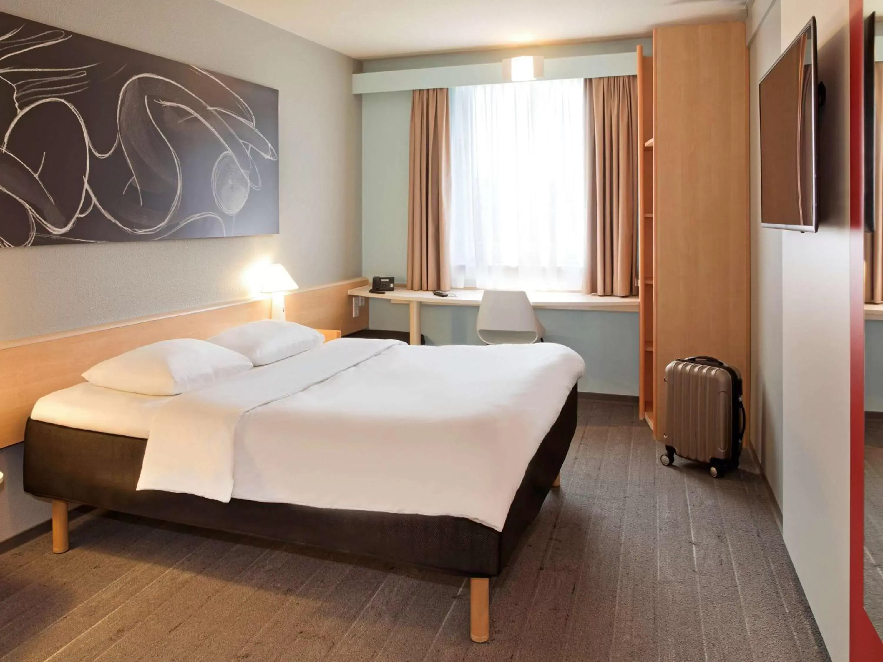 Photo of the whole room, Bed in ibis Jena City