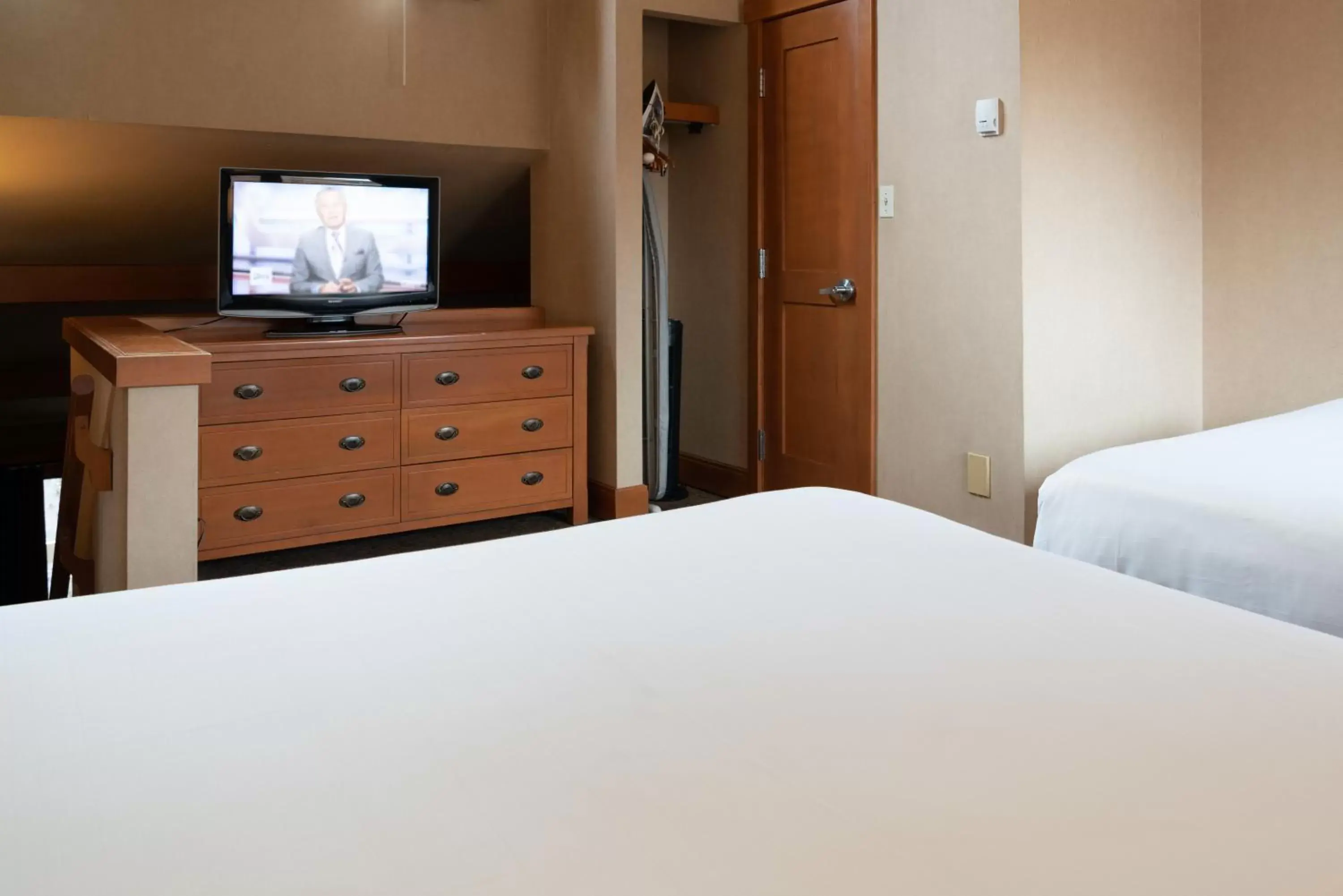 Bed, TV/Entertainment Center in The Hidden Ridge Resort