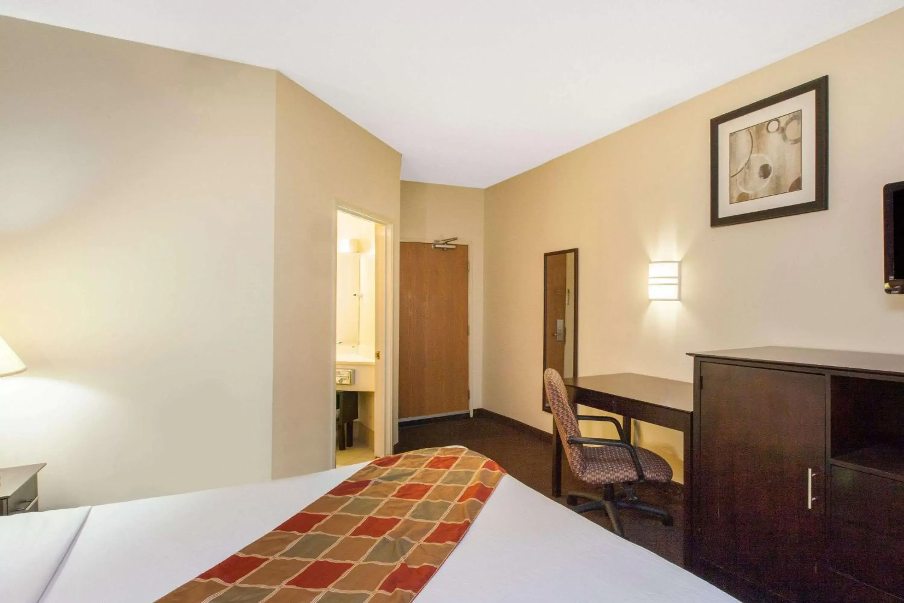 Photo of the whole room, Bed in Travelodge by Wyndham Romulus Detroit Airport