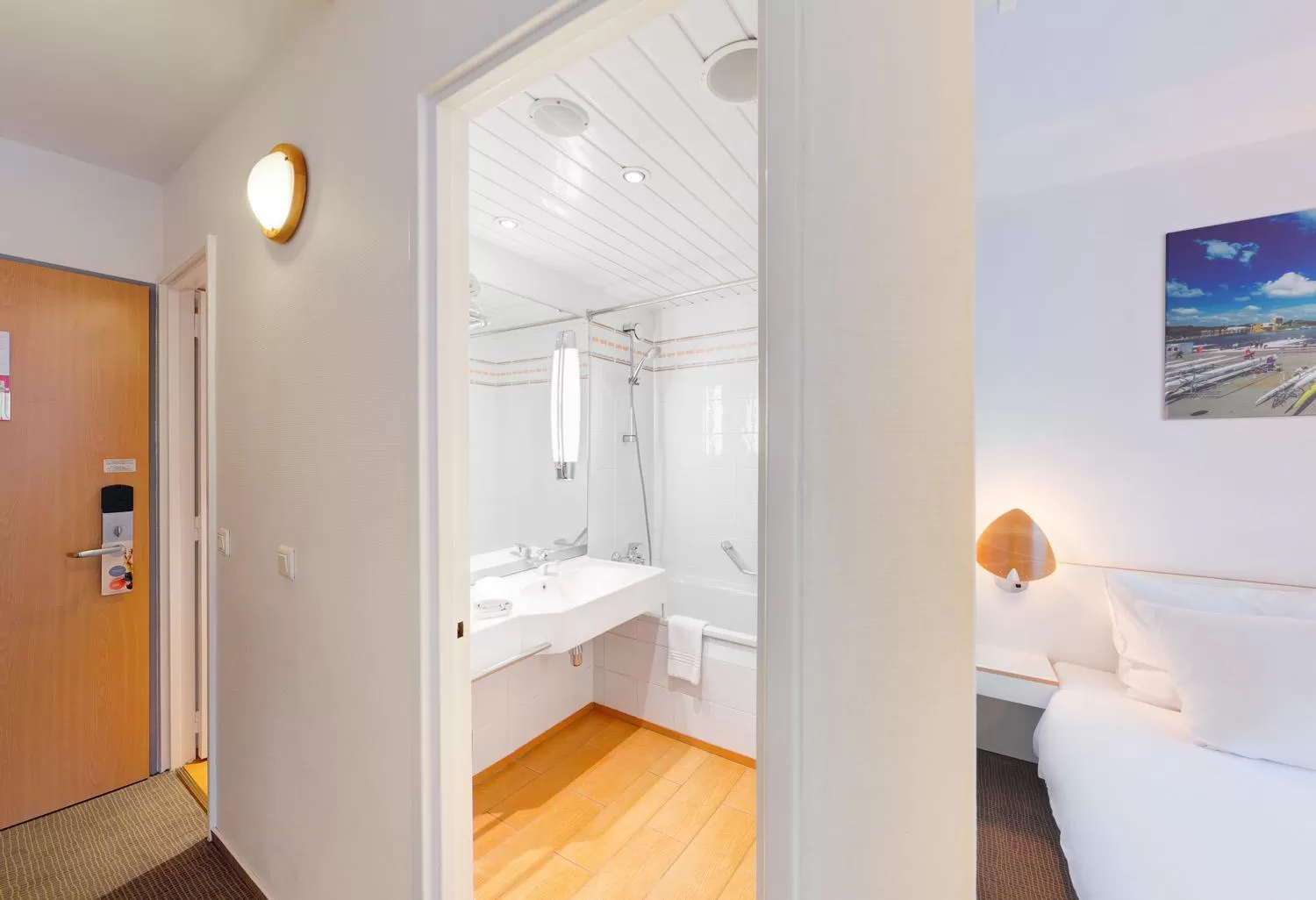 Bathroom, Bed in Novotel Poznań Malta