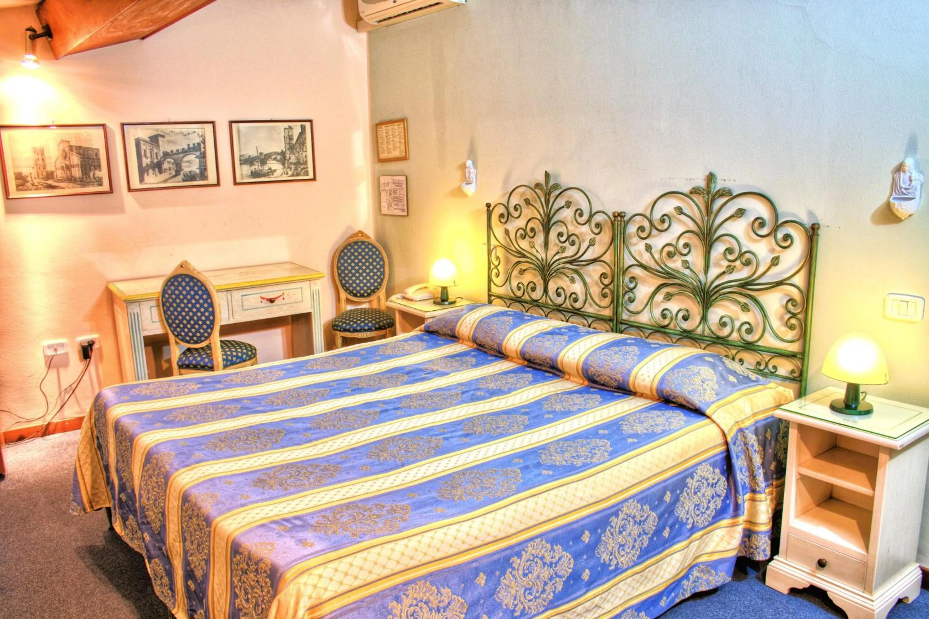 Bed in Hotel Torcolo "Residenze del Cuore"