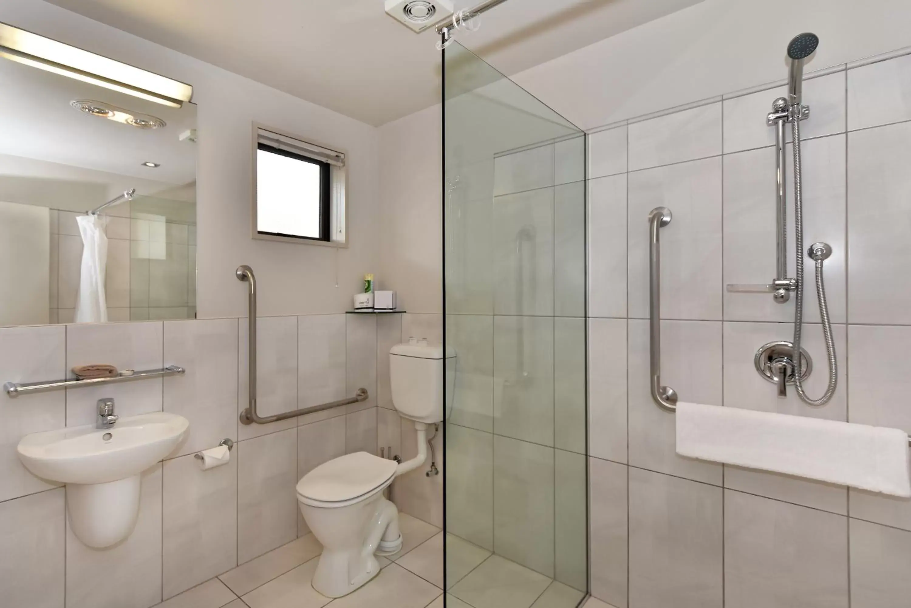 Shower, Bathroom in Palazzo Motor Lodge