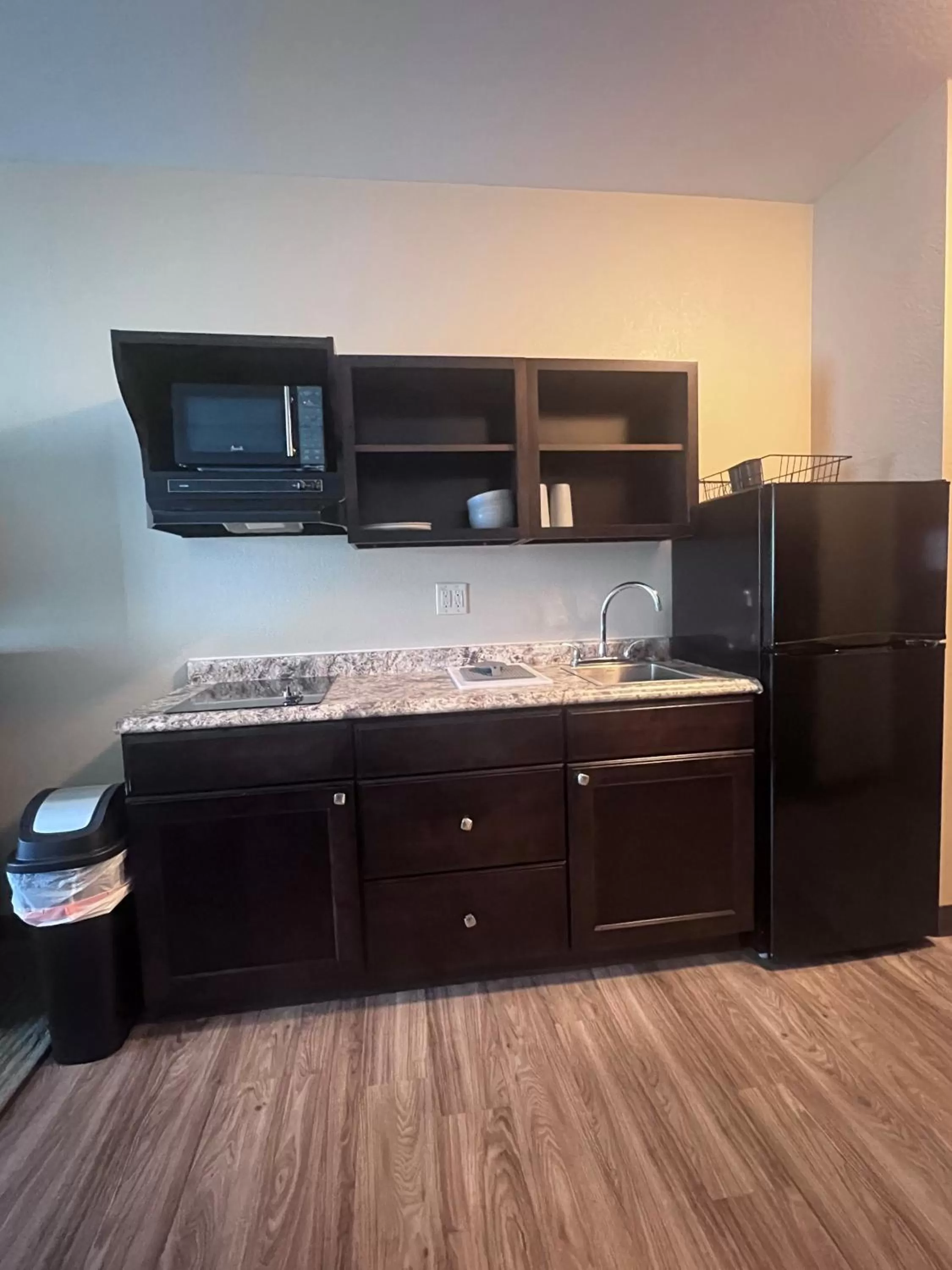 Kitchen or kitchenette in Cobblestone Inn & Suites - Fort Dodge