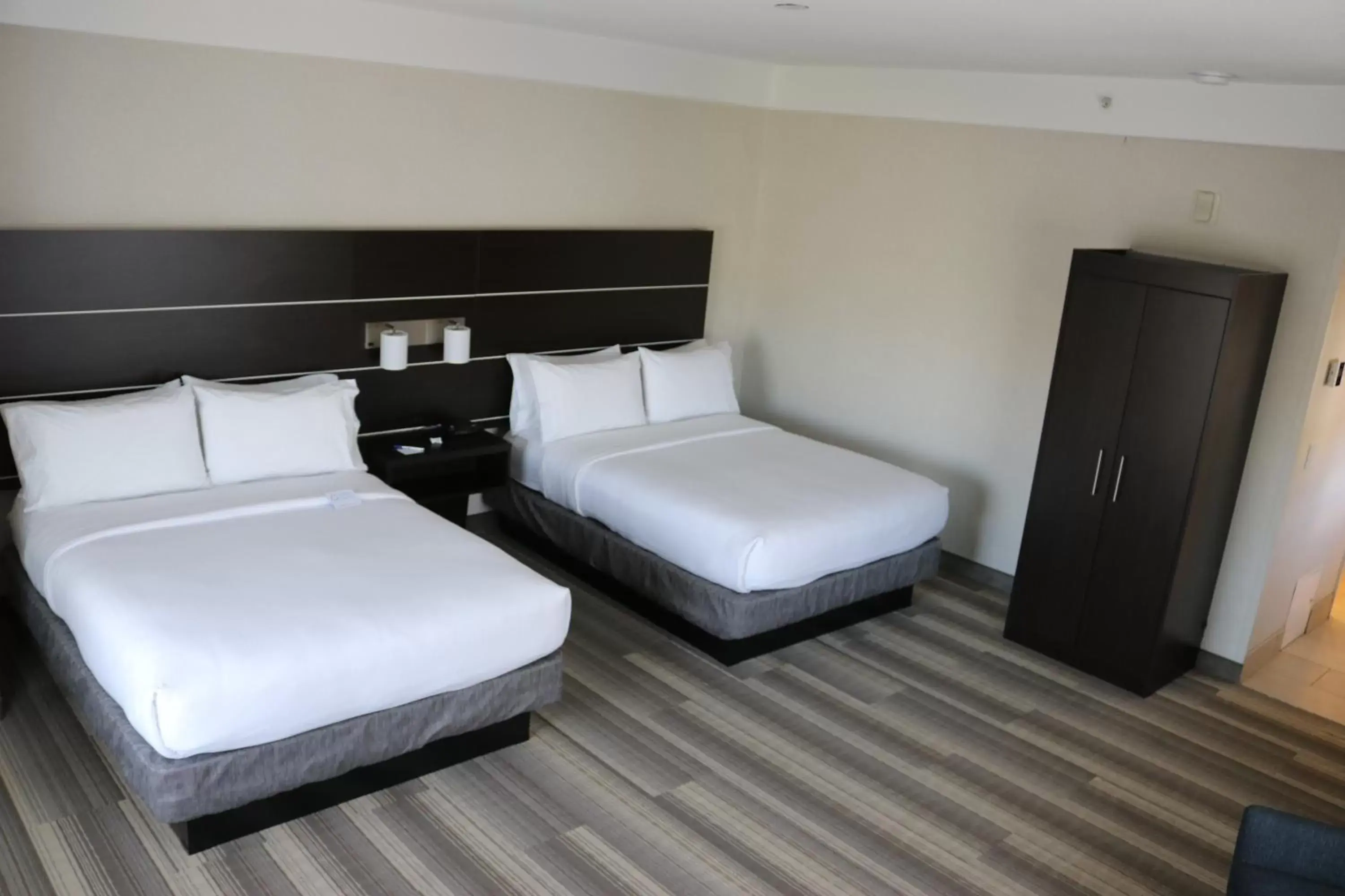 Photo of the whole room, Bed in Holiday Inn Express Hotel & Suites El Dorado Hills, an IHG Hotel