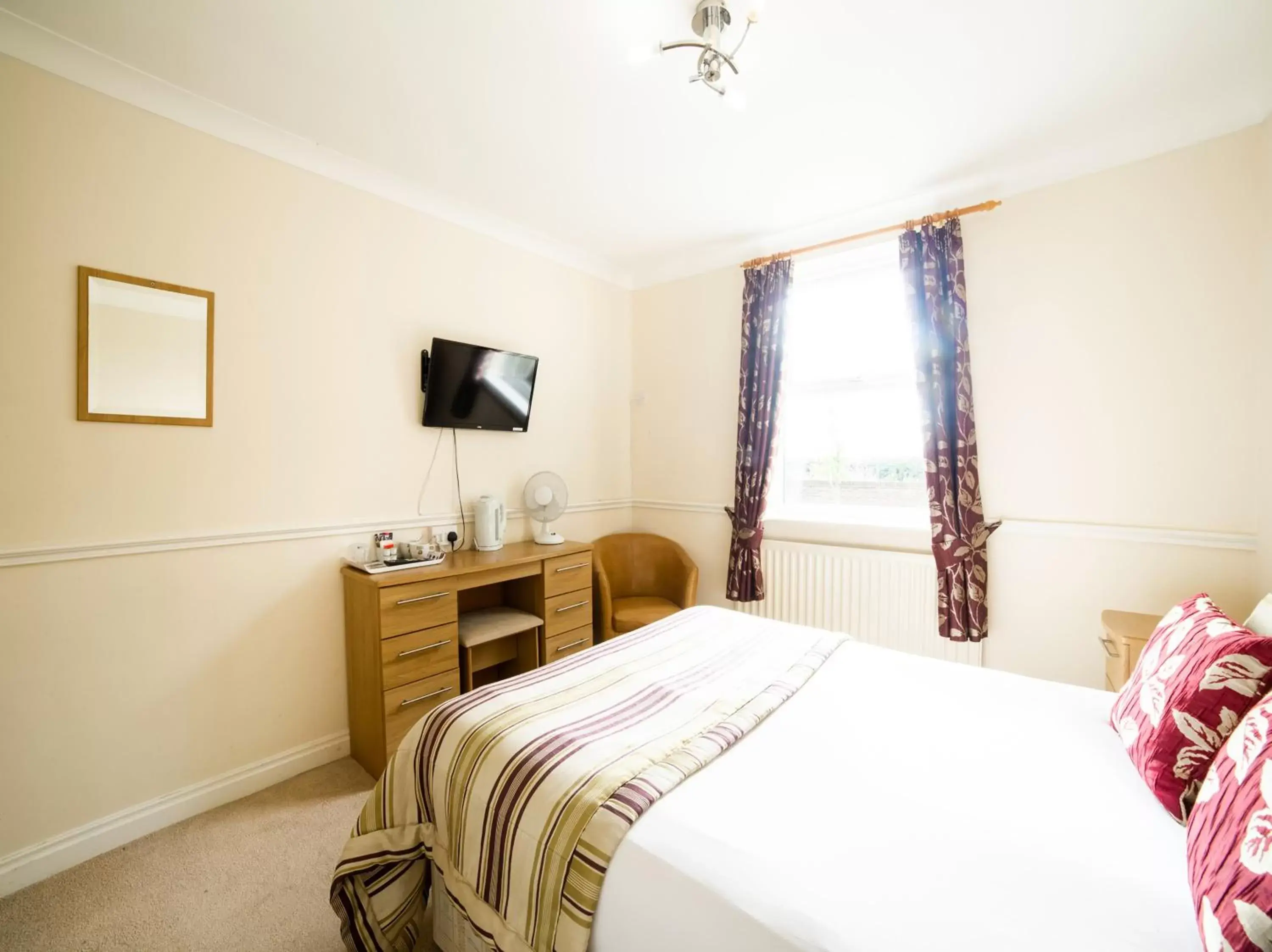 Photo of the whole room, Bed in OYO White Horse Lodge Hotel, East Thirsk