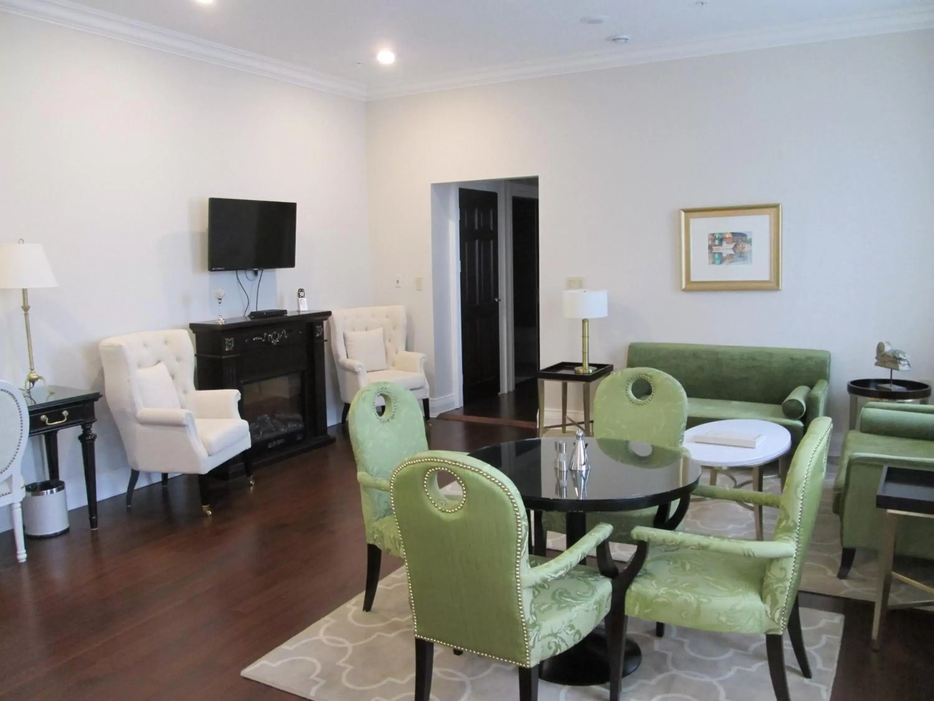 Dining Area in Sydney Boutique Inn & Suites