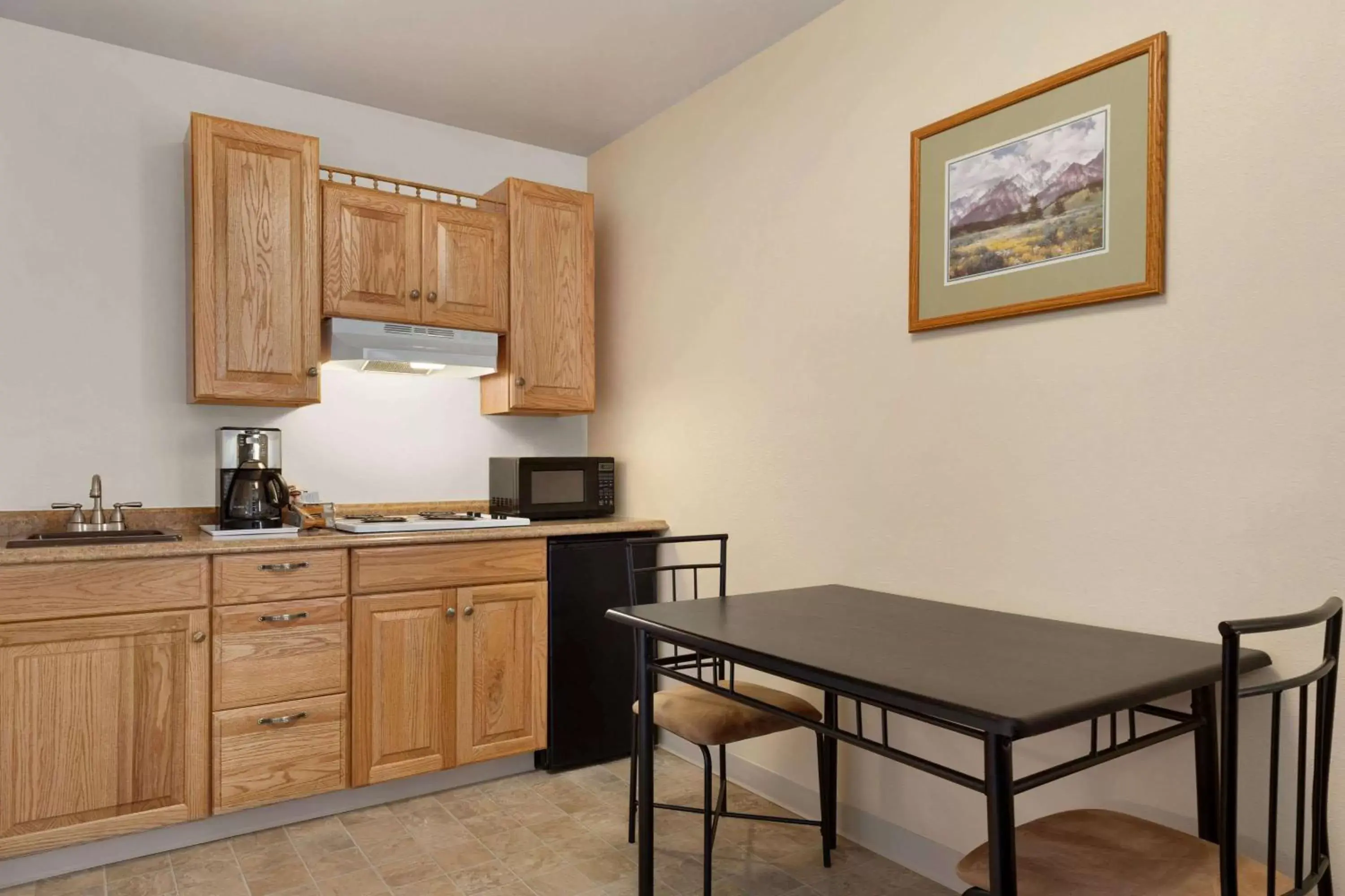 Photo of the whole room, Kitchen/Kitchenette in Super 8 by Wyndham Columbus