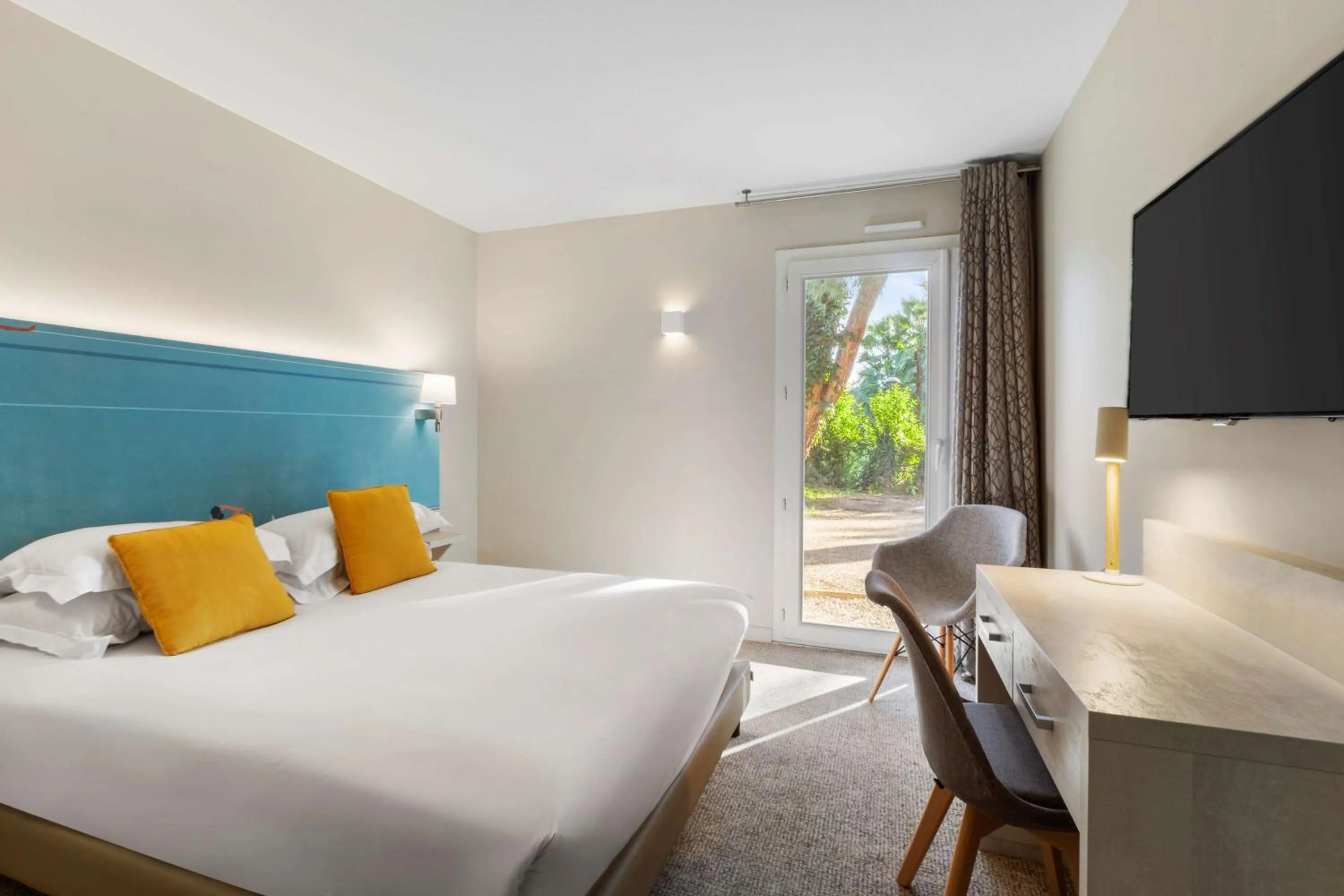 Photo of the whole room, Bed in Best Western Plus Hyères Côte D'Azur