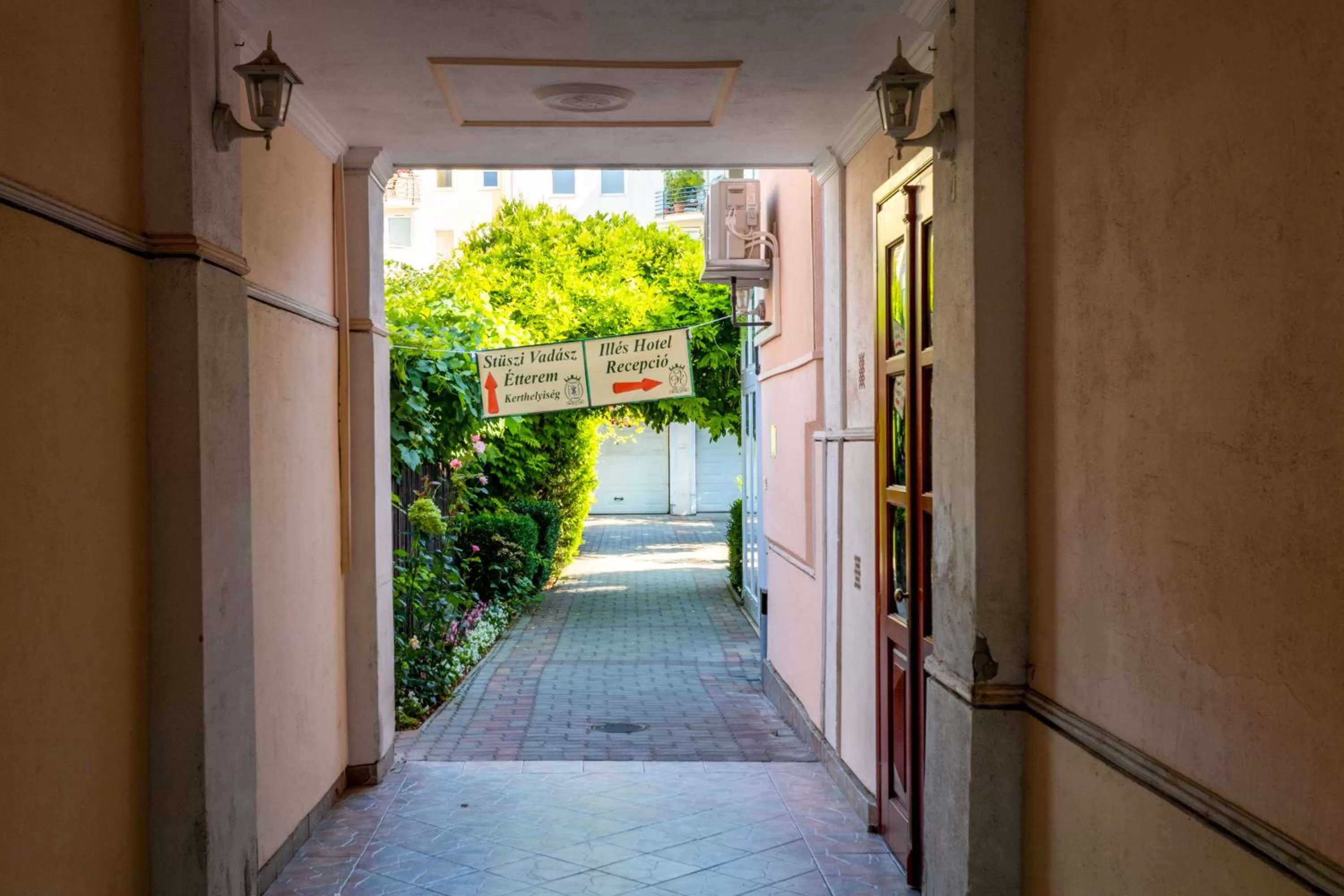 Facade/entrance in Illés Hotel