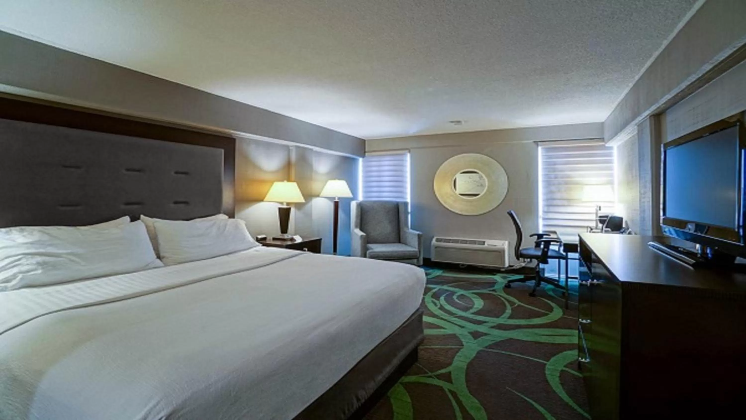 Photo of the whole room, Bed in Holiday Inn At the Campus by IHG