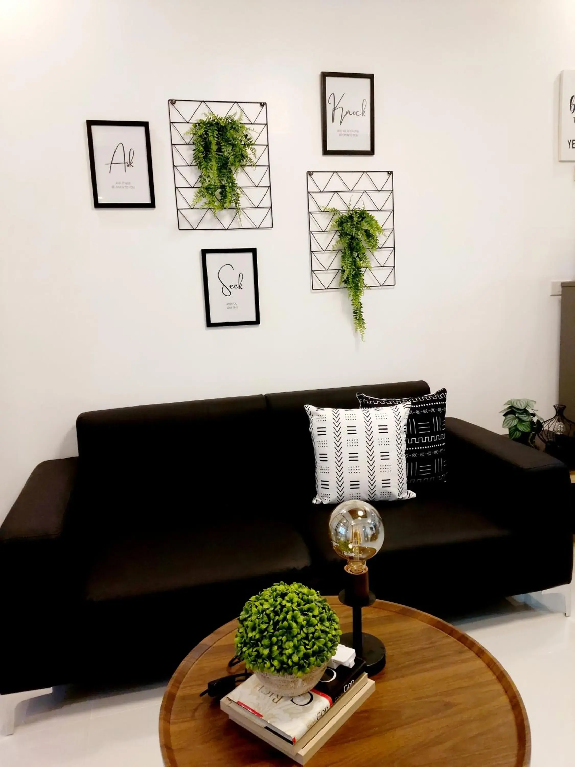 Seating Area in Condo Studio Luxe in Princeton Residences