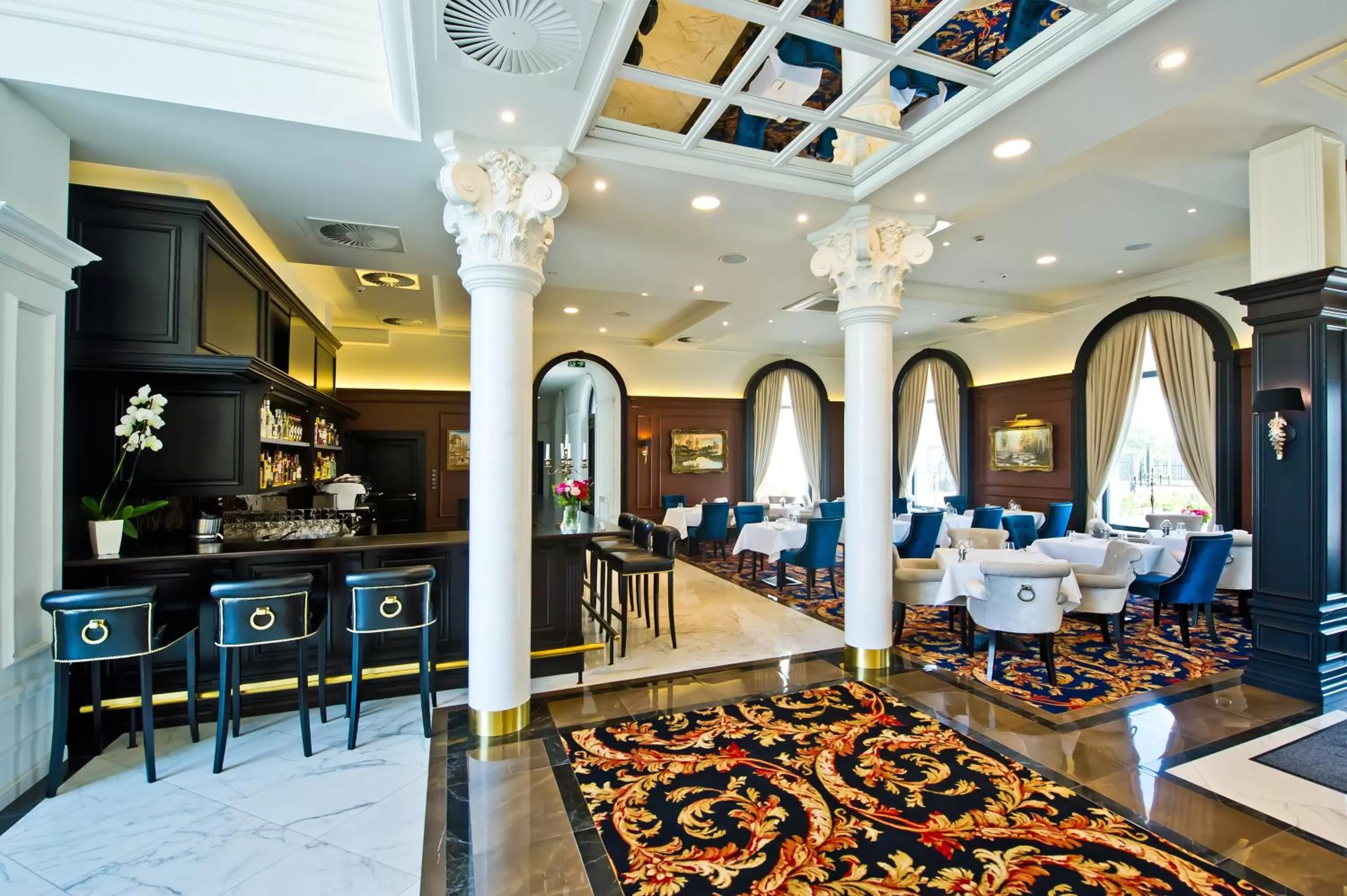 Restaurant/places to eat in Hotel Mansor