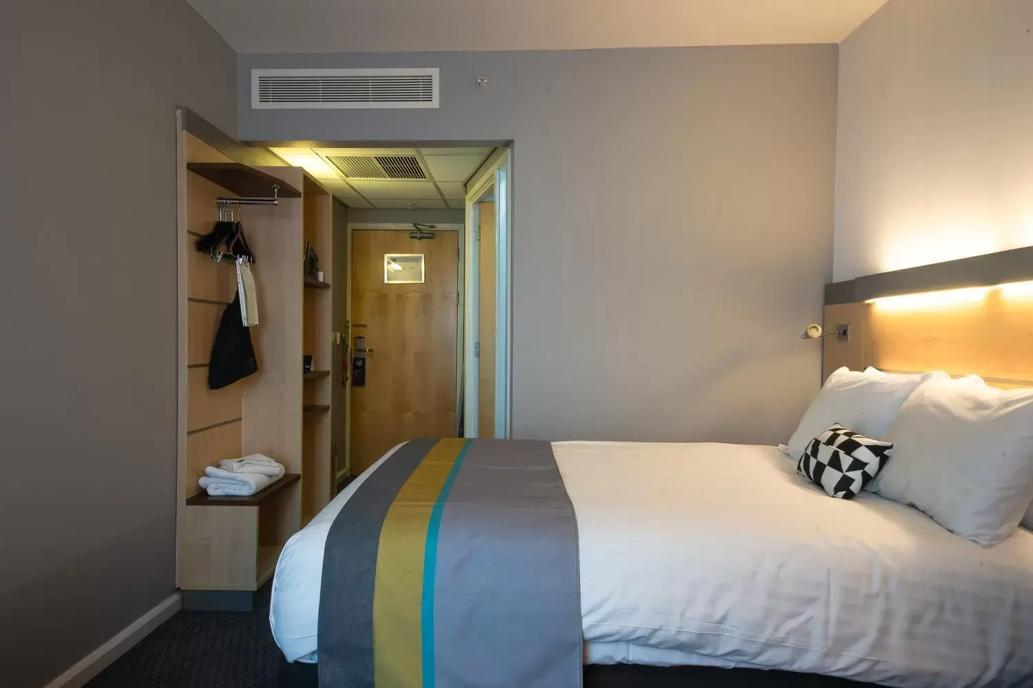 Bedroom, Bed in Holiday Inn Express Hull City Centre, an IHG Hotel