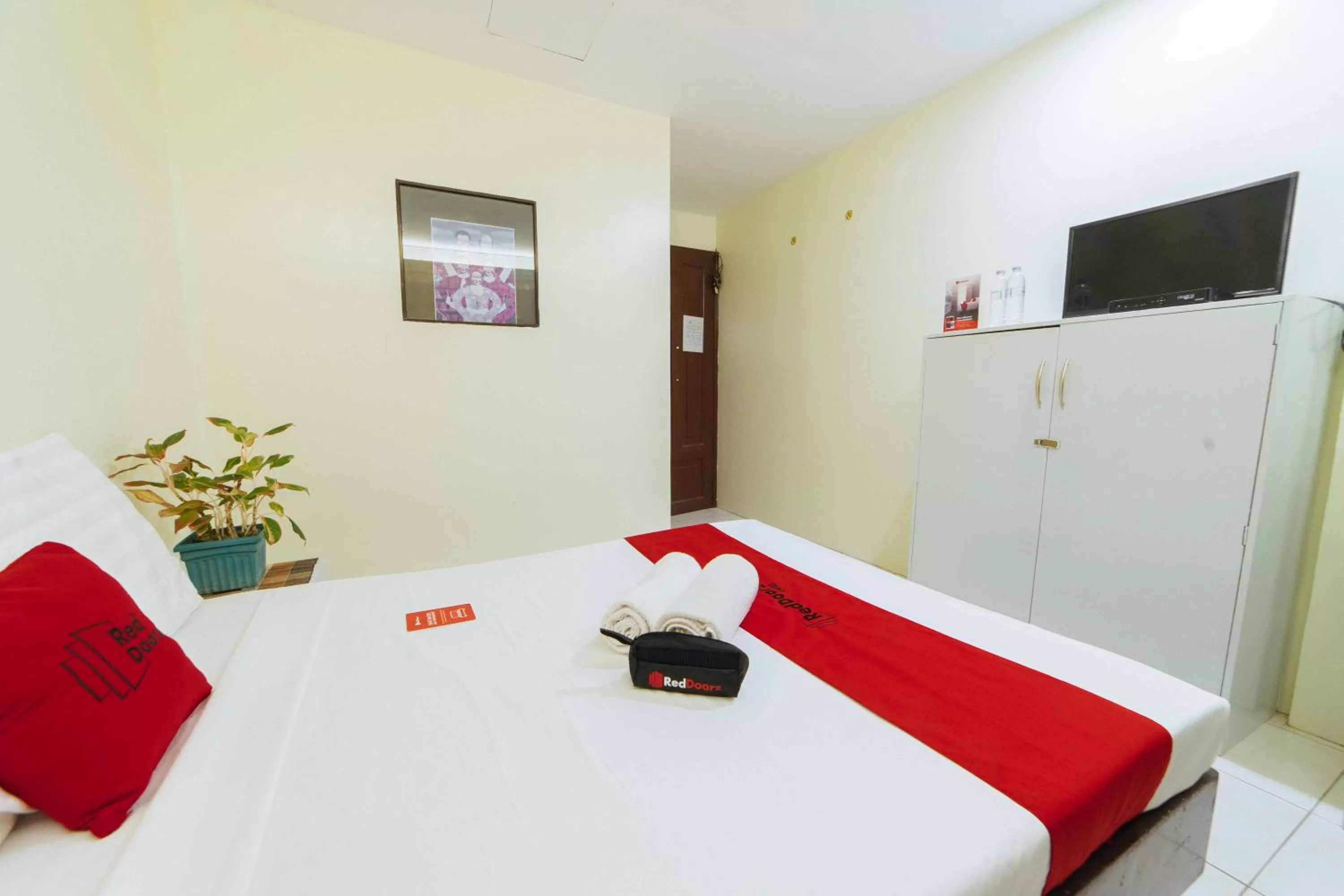 Bedroom, Bed in RedDoorz @ Ledesco Avenue Lapaz Iloilo