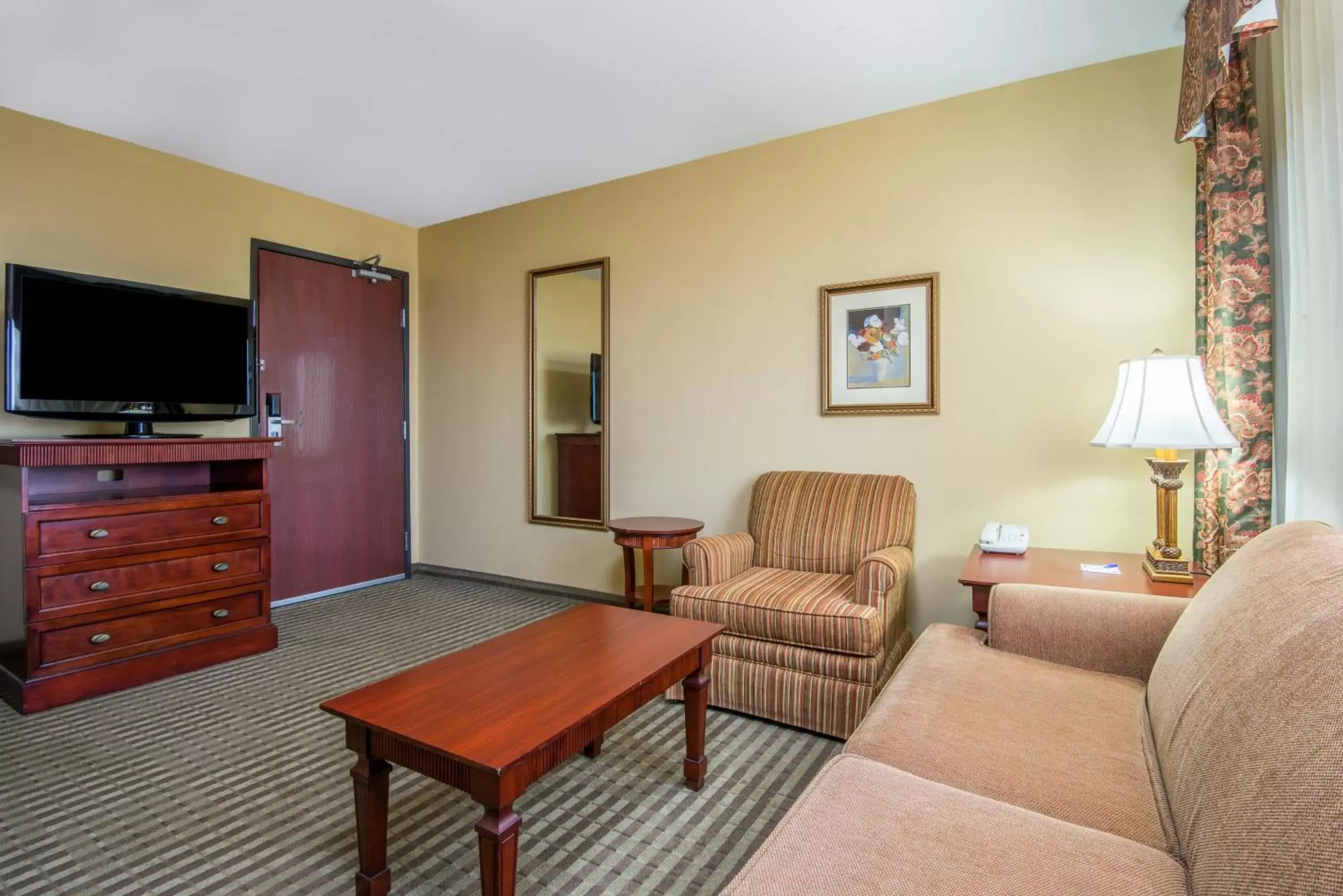 Photo of the whole room, Seating Area in Holiday Inn Express Enid-Highway 412, an IHG Hotel