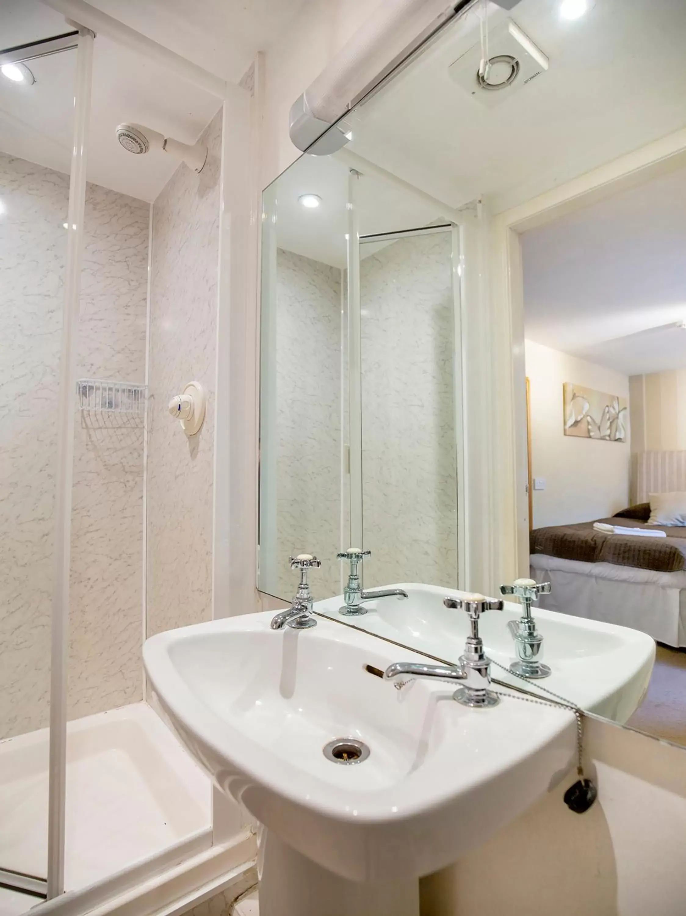 Bathroom in OYO Arden Guest House, Craigmillar Castle Edinburgh