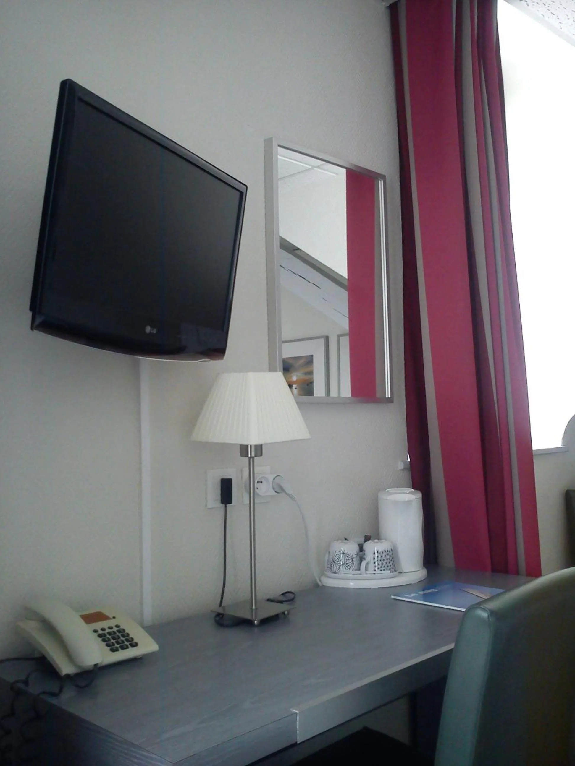 TV and multimedia in Hôtel Carmin