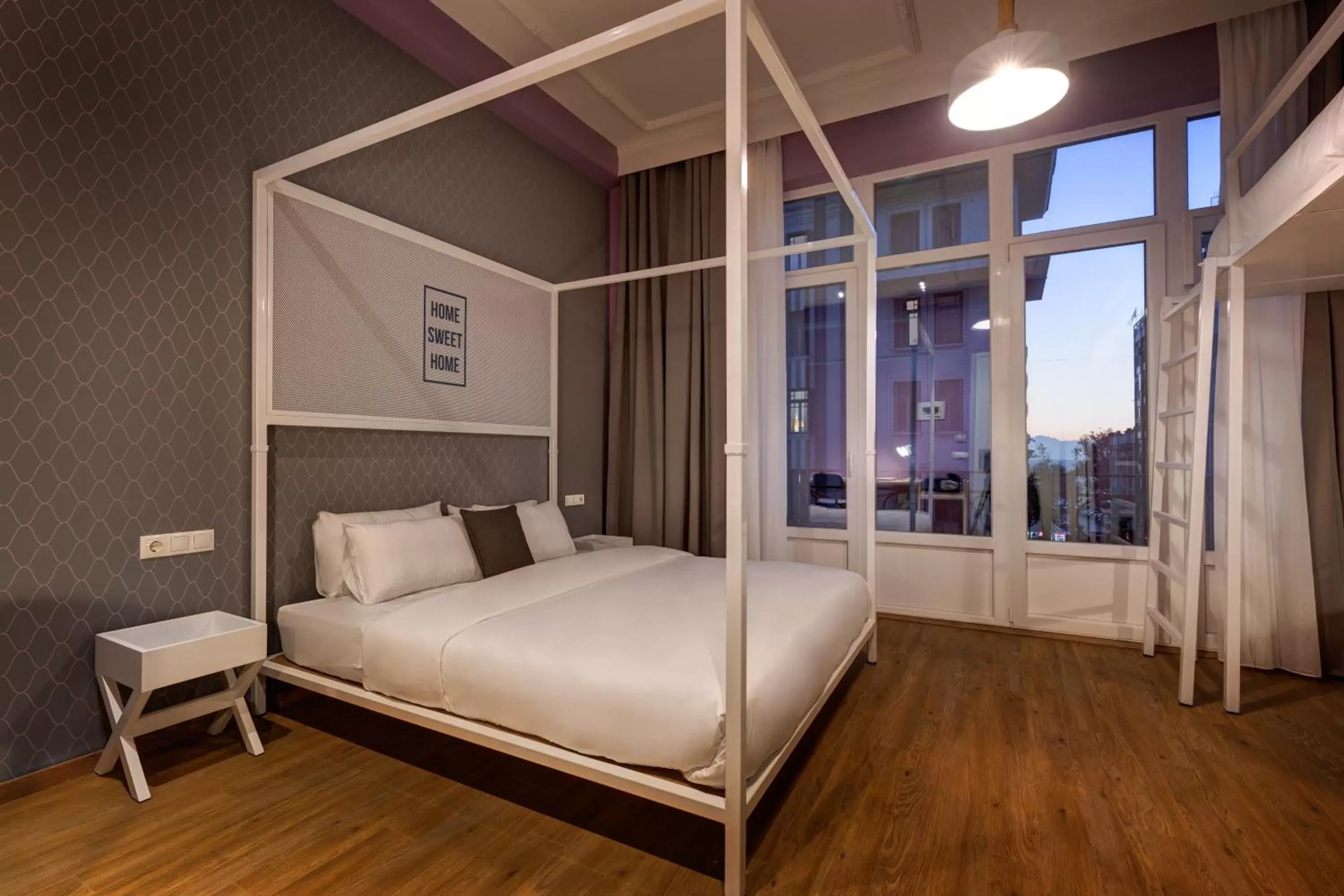 Sunset, Bed in Colors Urban Hotel Thessaloniki