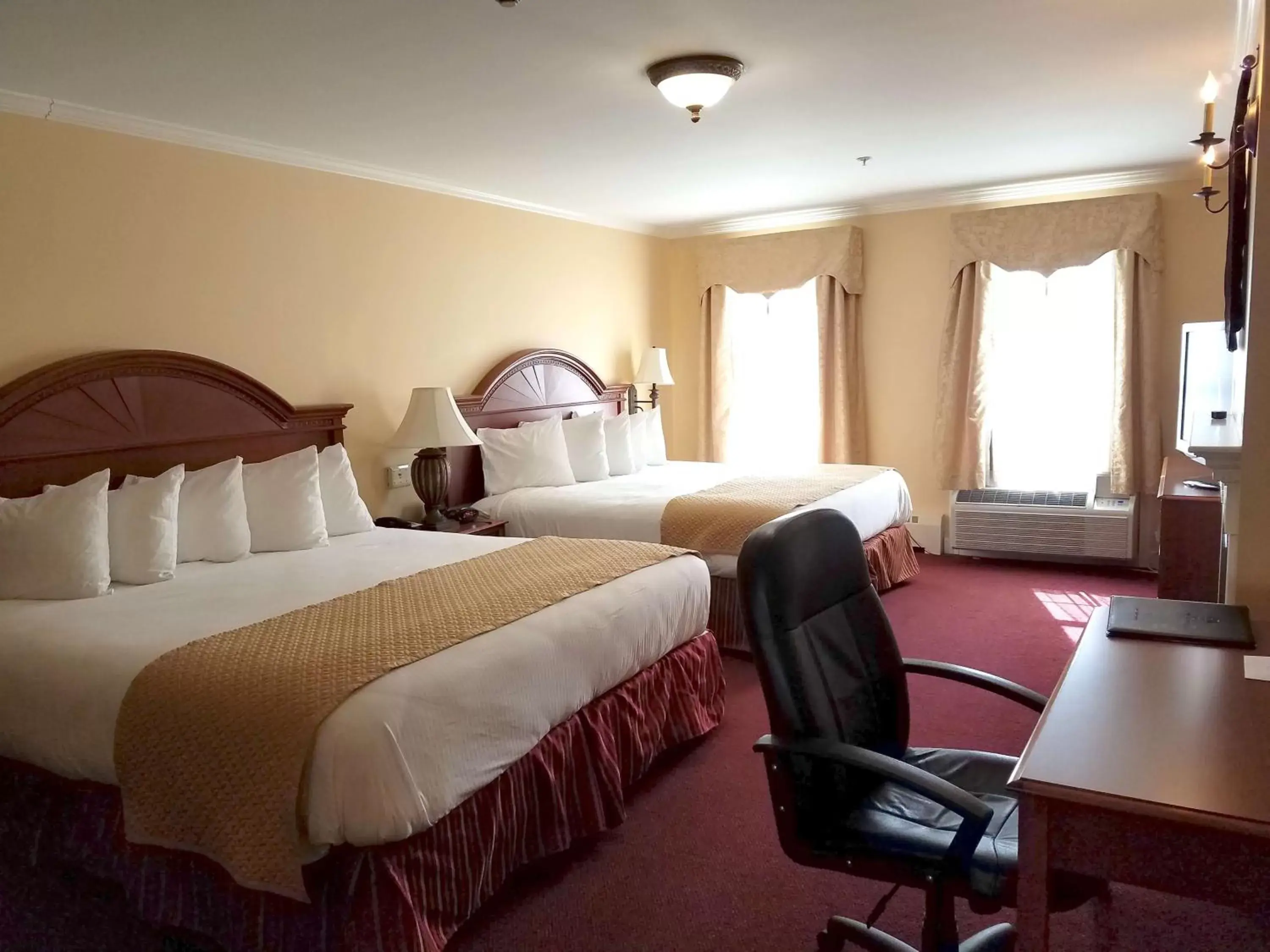 Photo of the whole room, Bed in Best Western White House Inn