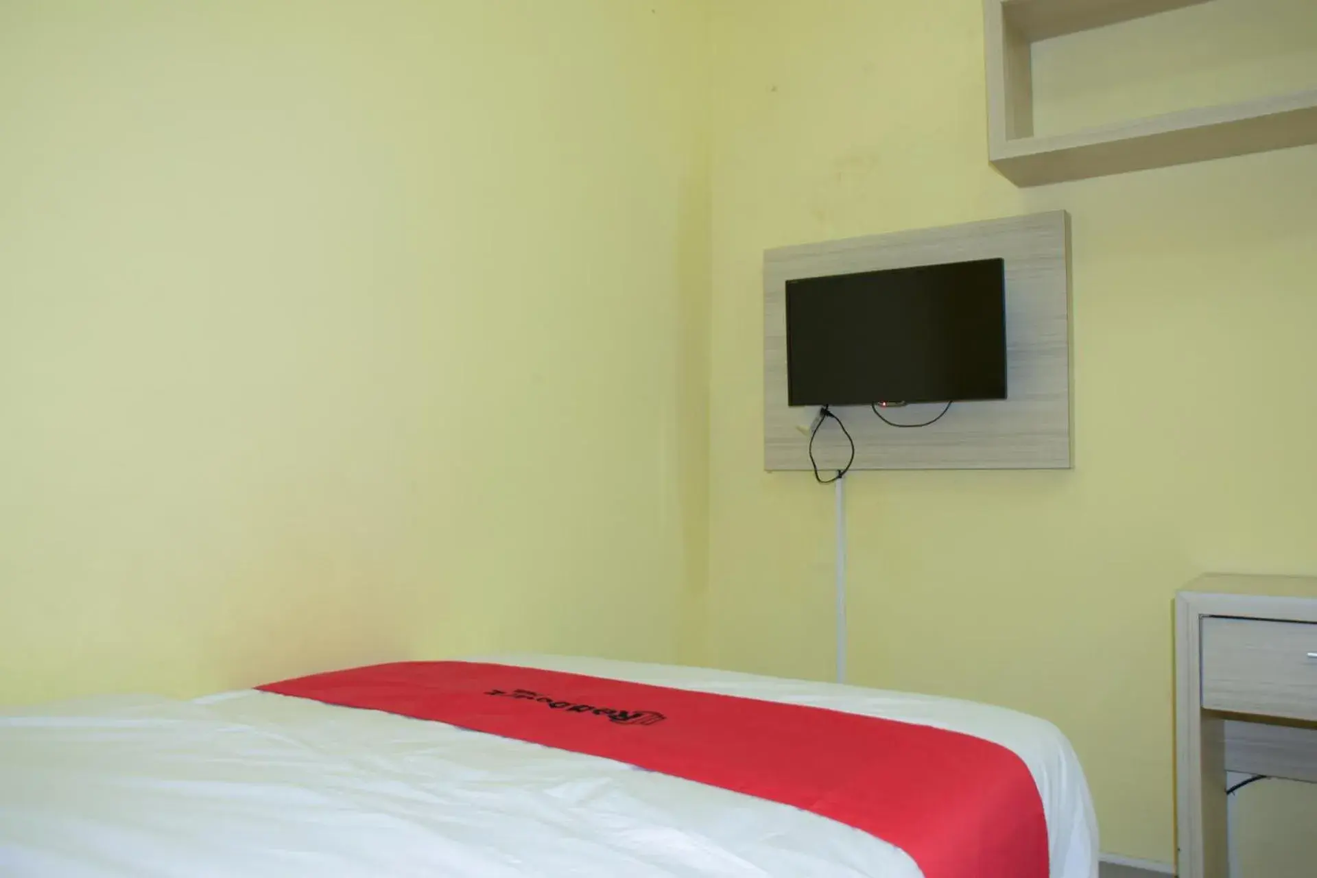 Bedroom, TV/Entertainment Center in RedDoorz Syariah near Jogja City Mall 2