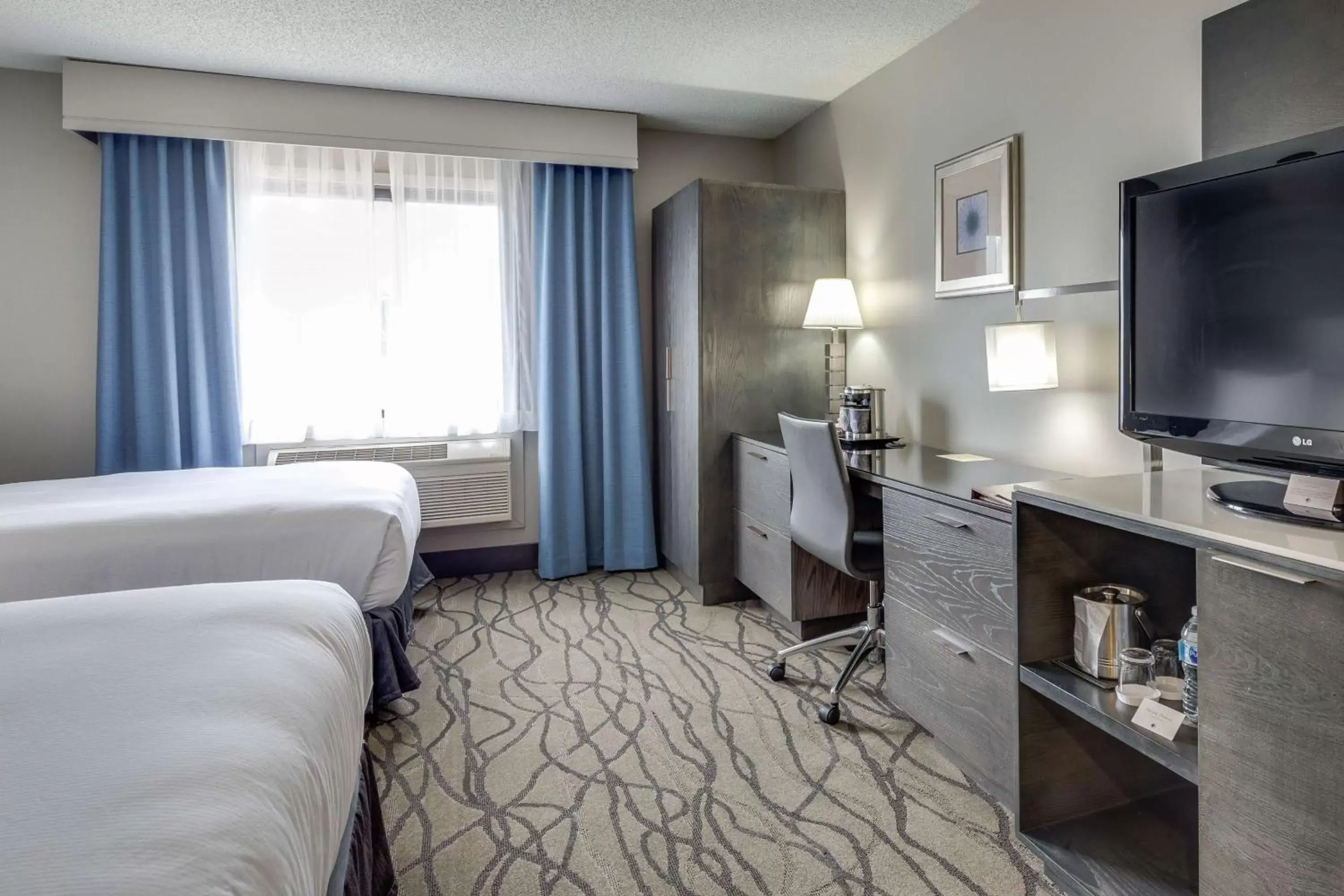 Bedroom, TV/Entertainment Center in DoubleTree by Hilton Racine Harbourwalk