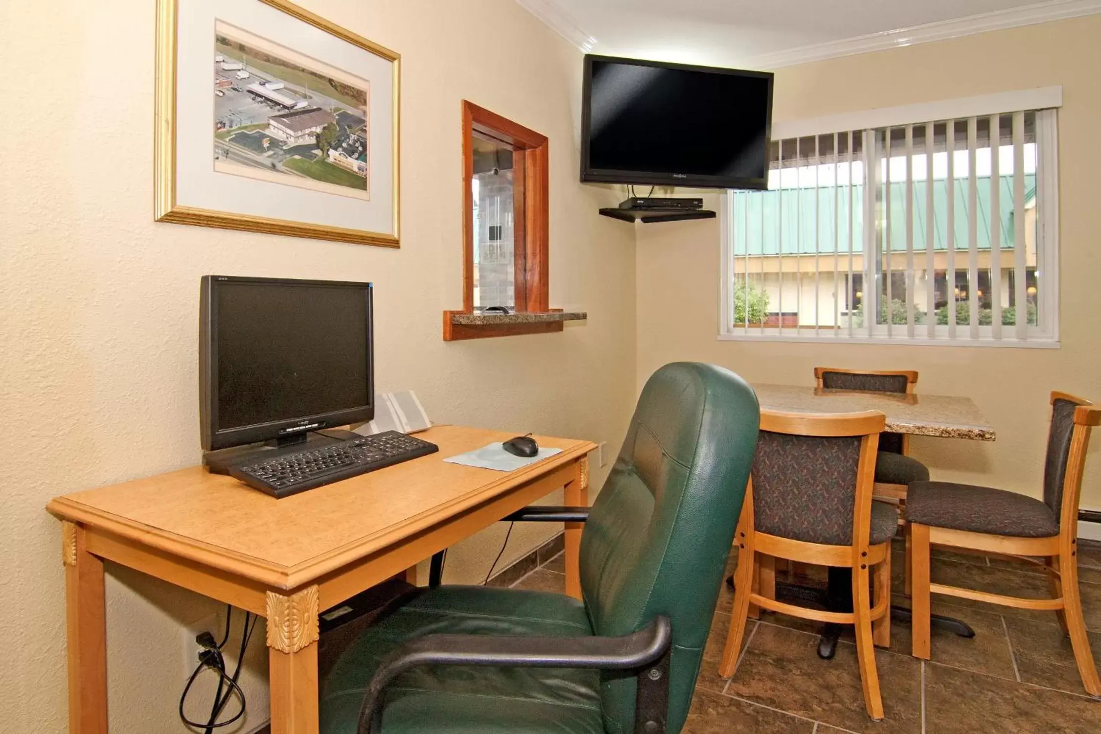 Business facilities, TV/Entertainment Center in Valley Inn Shakopee