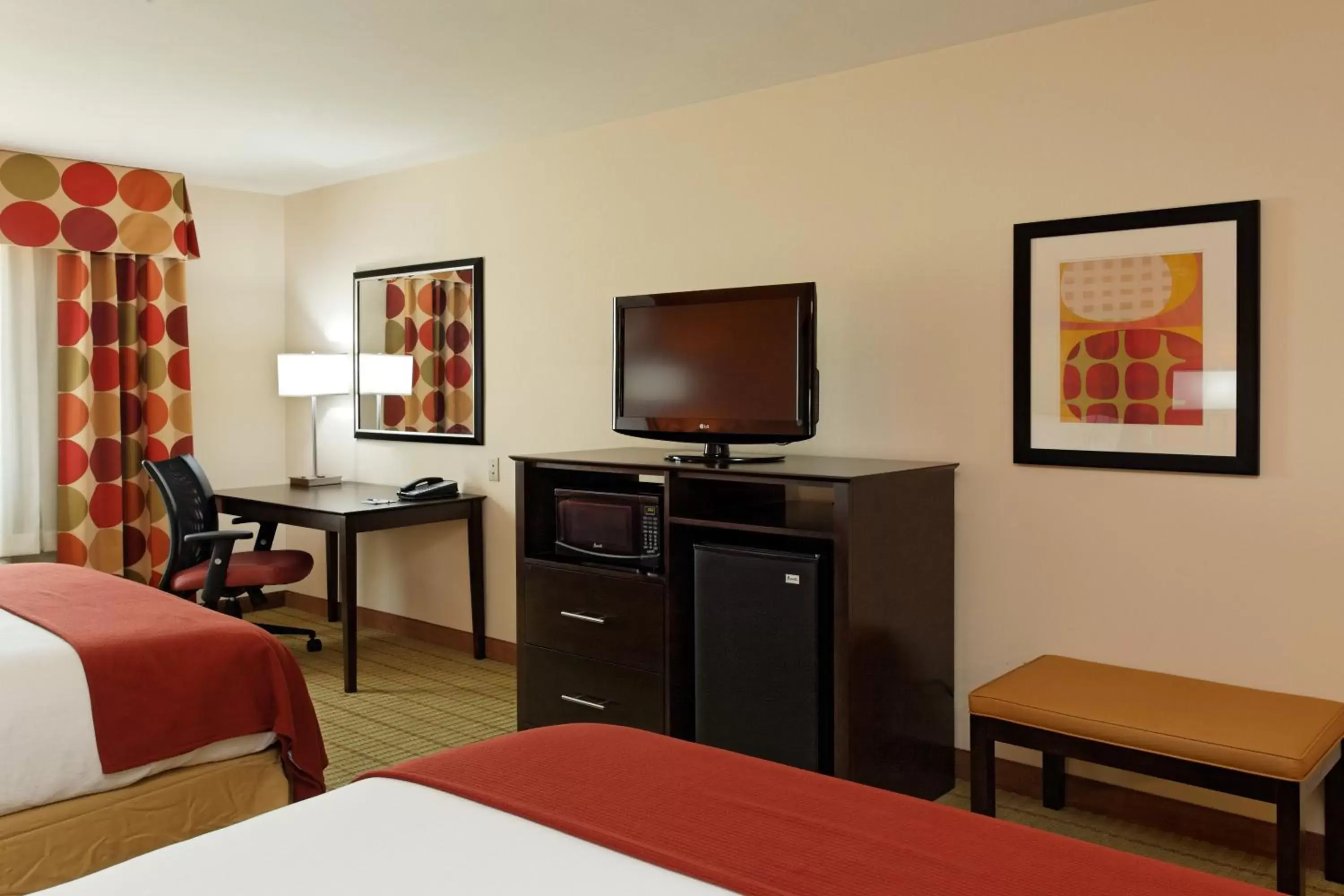 Photo of the whole room, TV/Entertainment Center in Holiday Inn Express Florence Northeast, an IHG Hotel