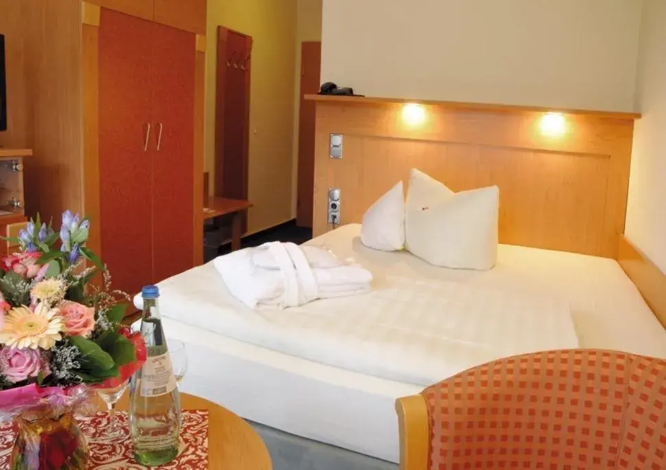 Photo of the whole room, Bed in Hotel Königshof