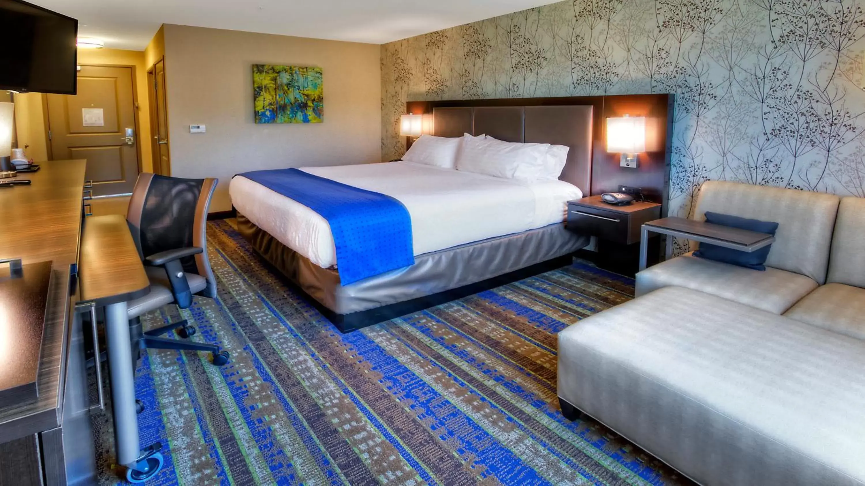 Photo of the whole room, Bed in Holiday Inn & Suites Tupelo North, an IHG Hotel