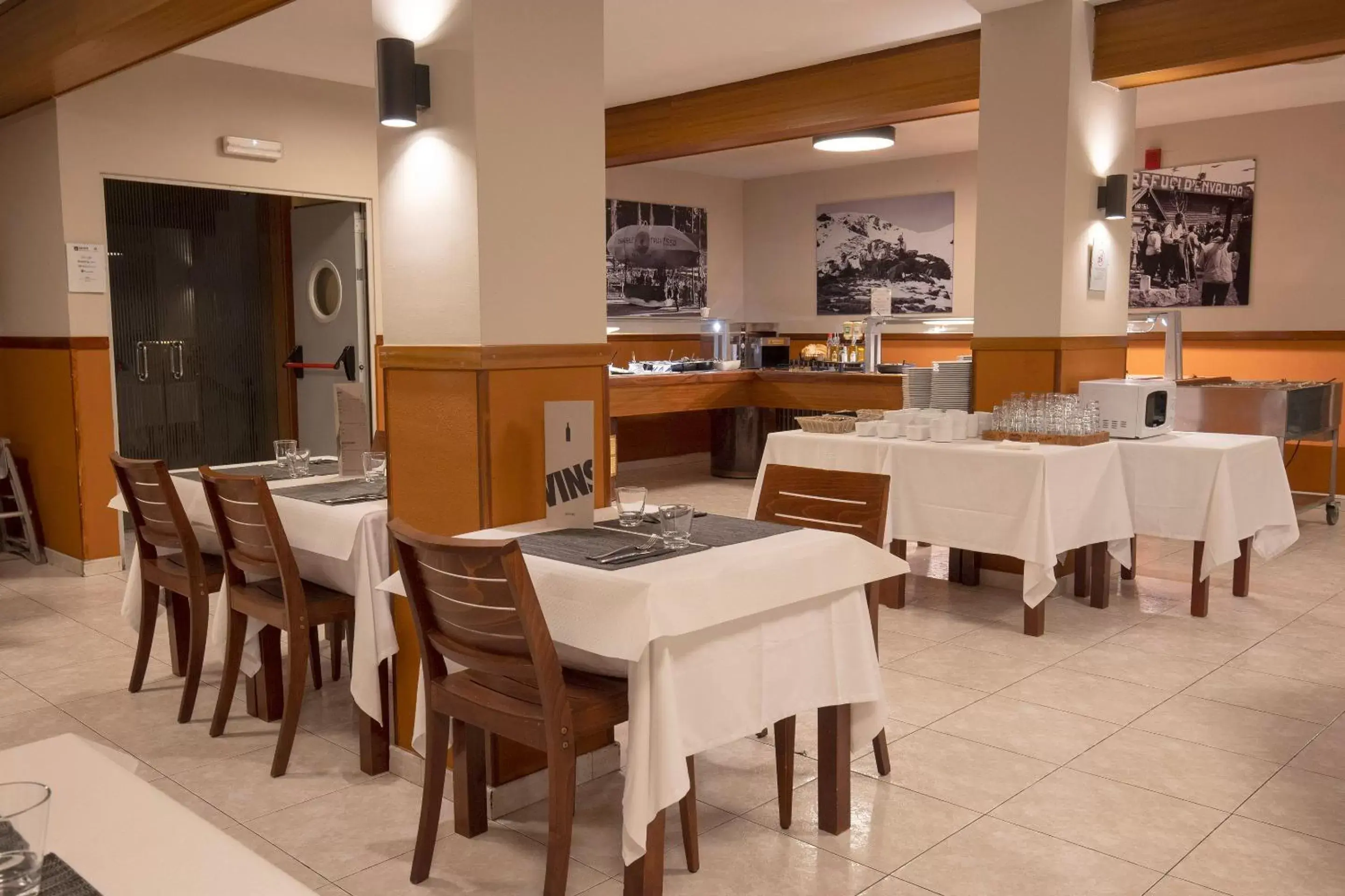 Restaurant/Places to Eat in Hotel Encamp