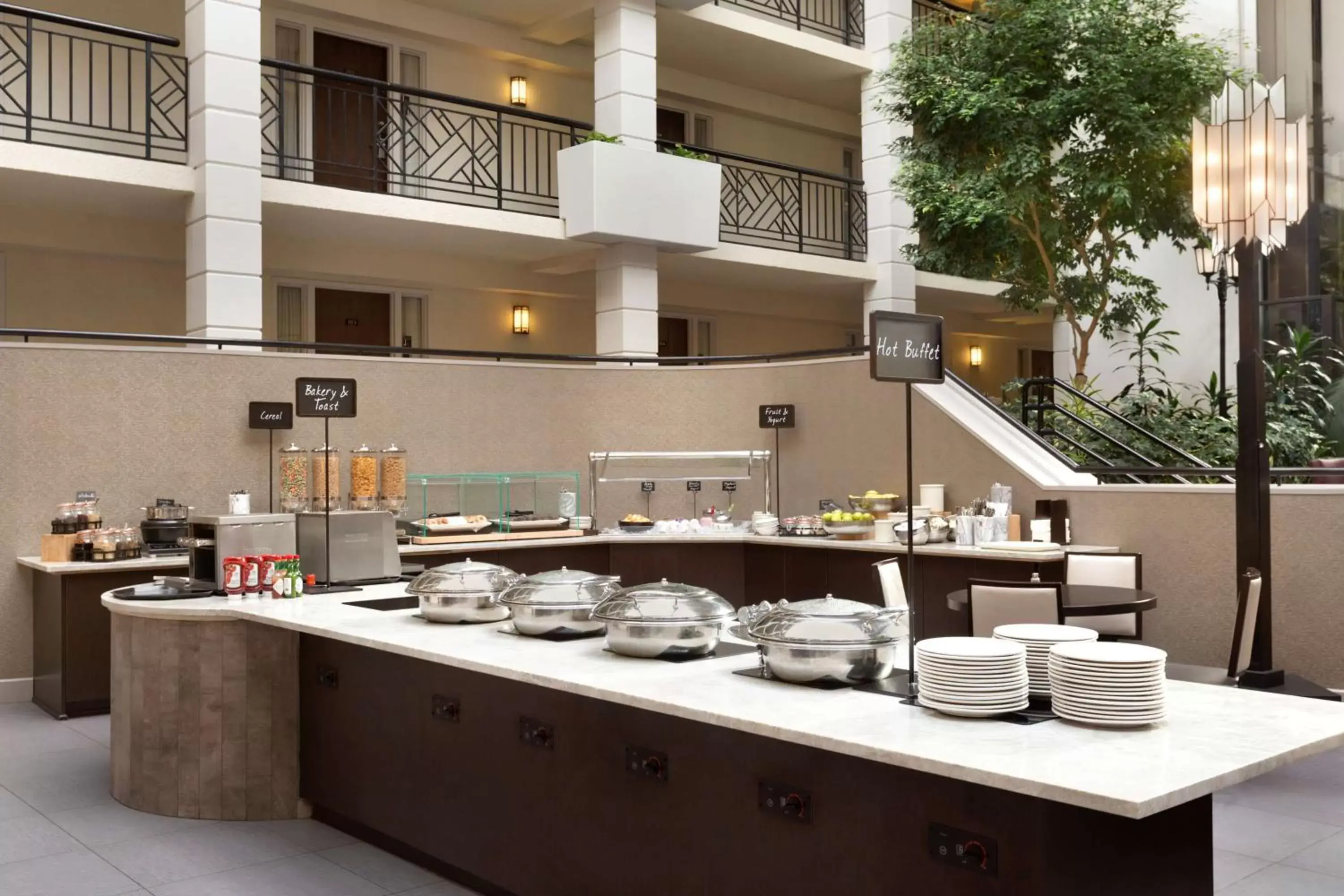 Dining area in Embassy Suites by Hilton Piscataway Somerset