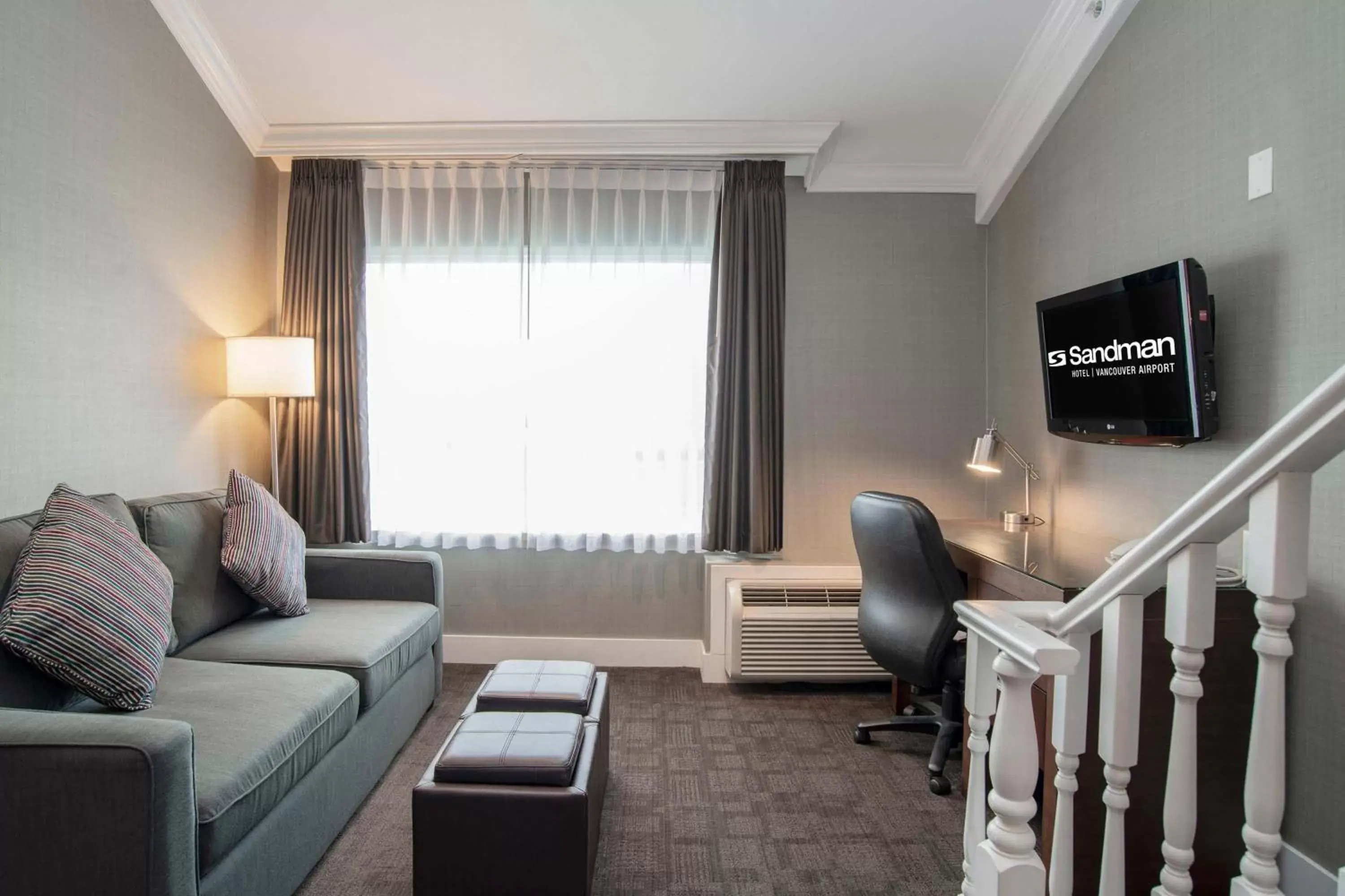 Photo of the whole room, Seating Area in Sandman Hotel Vancouver Airport