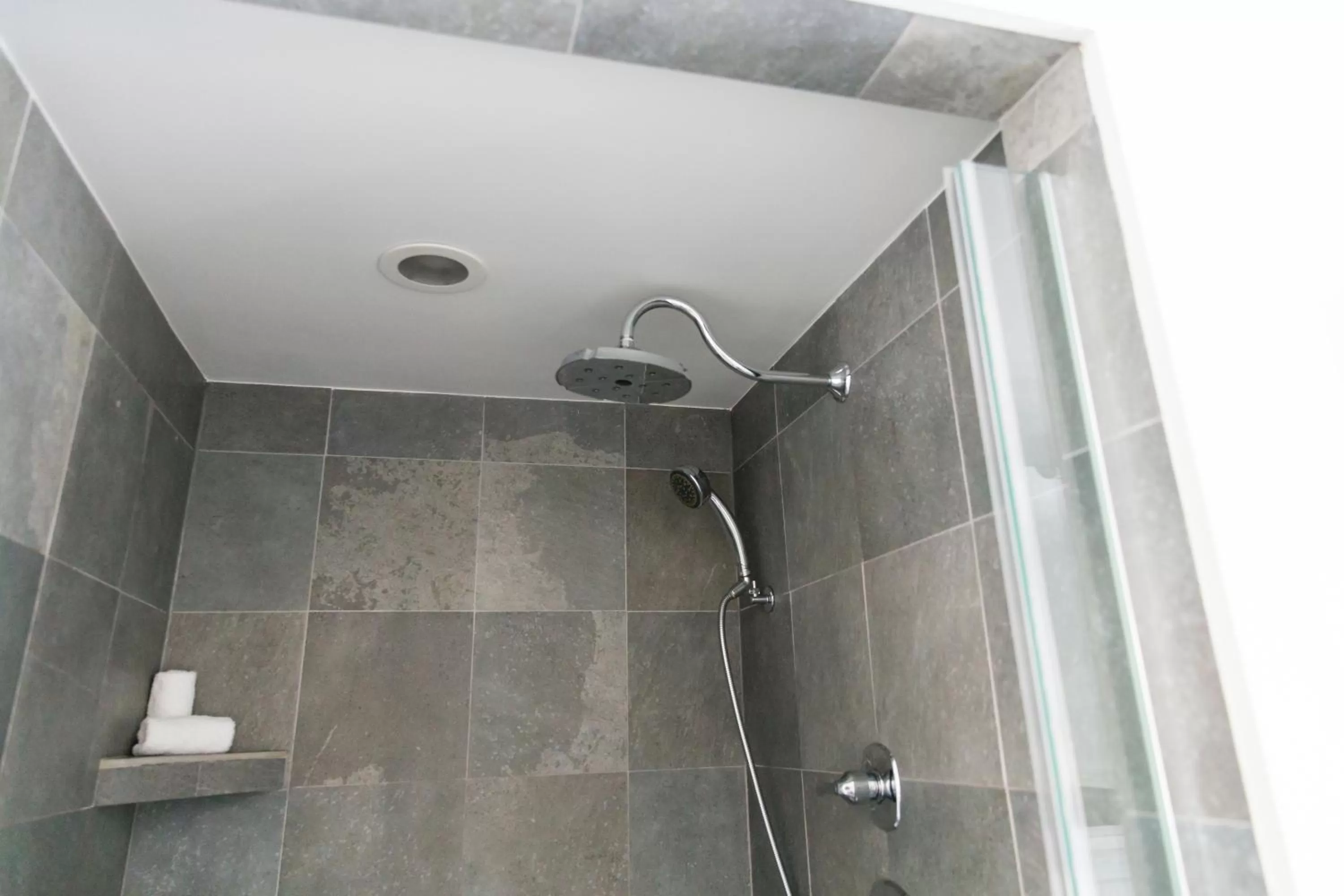 Shower in The Platinum Pebble Boutique Inn - Adults Only Property