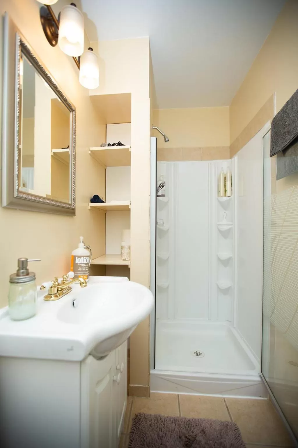 Bathroom in Alpenrose Revelstoke Bed & Breakfast