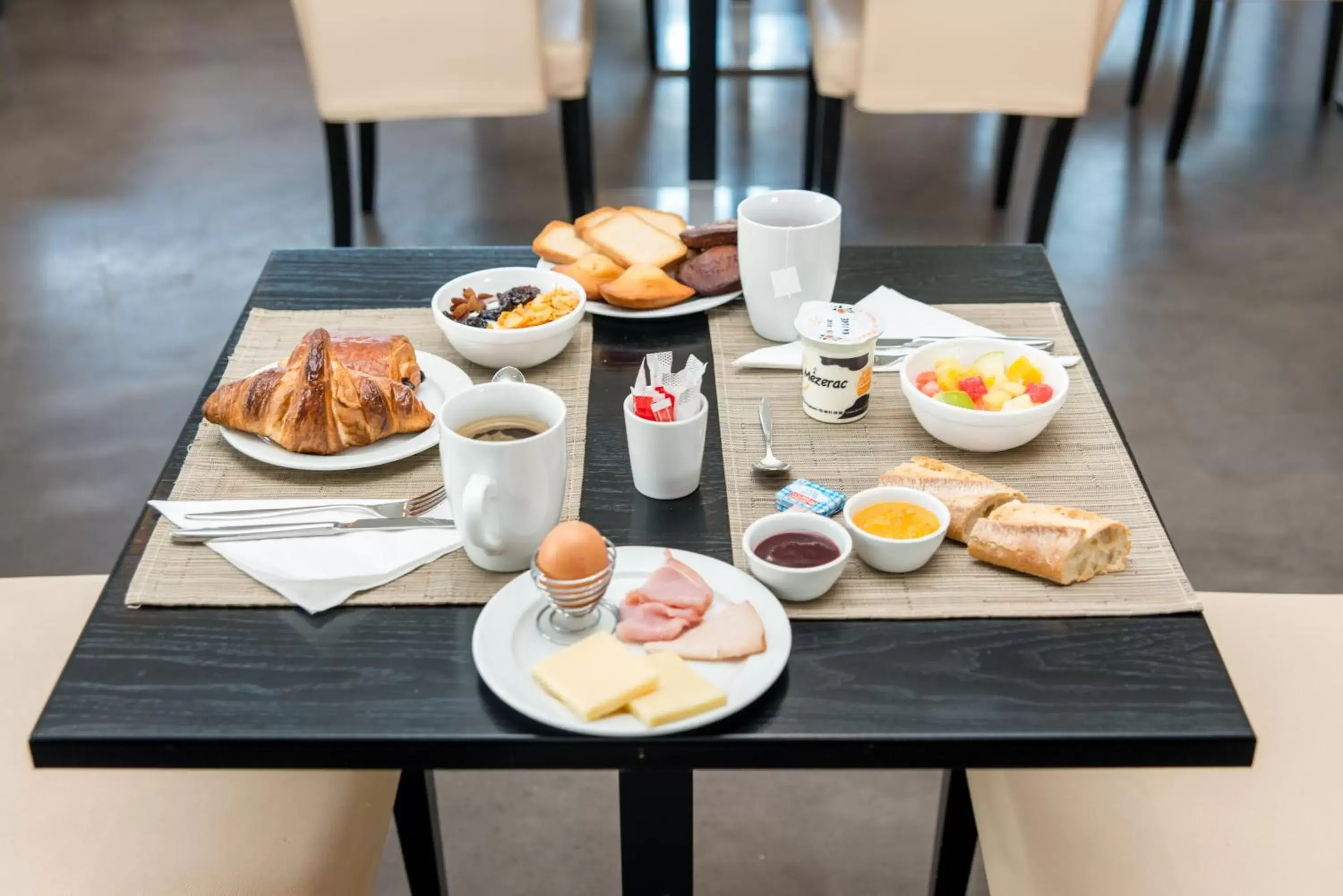 Breakfast in Best Western Hôtel De La Cité & Spa