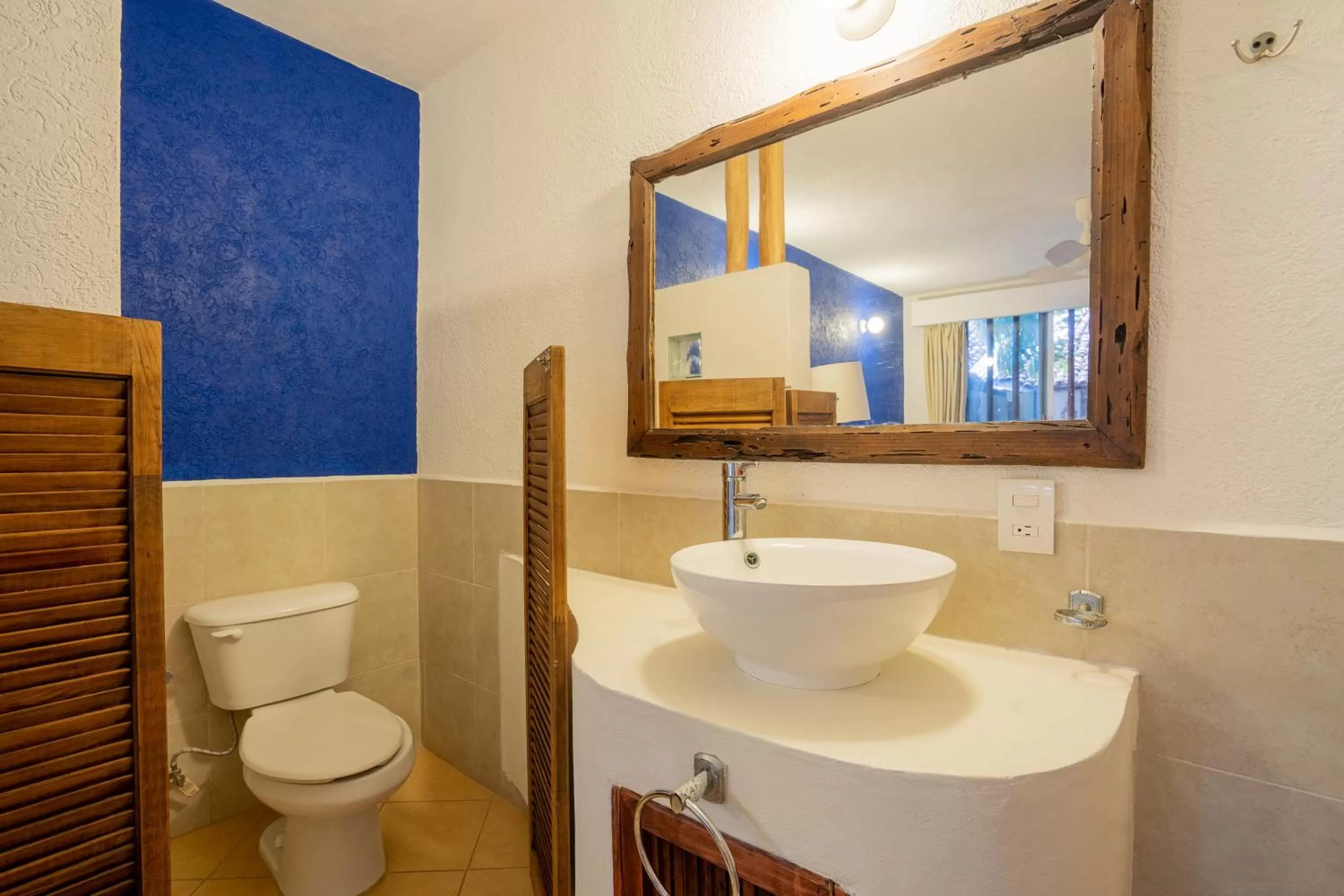 Toilet in Hotel Mision, Acapulco centro